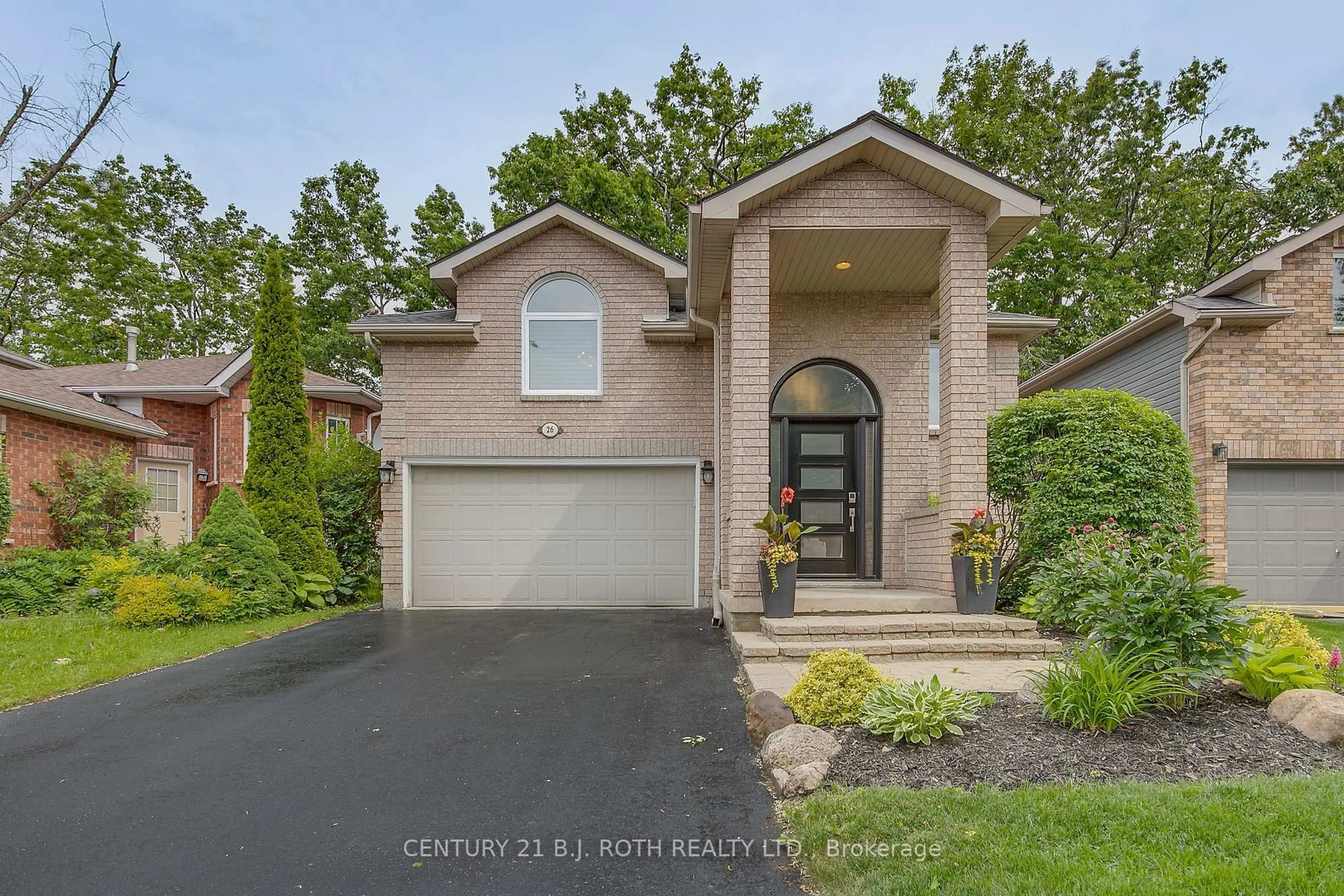 Home with brick exterior material, street for 26 Monique Cres, Barrie Ontario L4M 6Y3