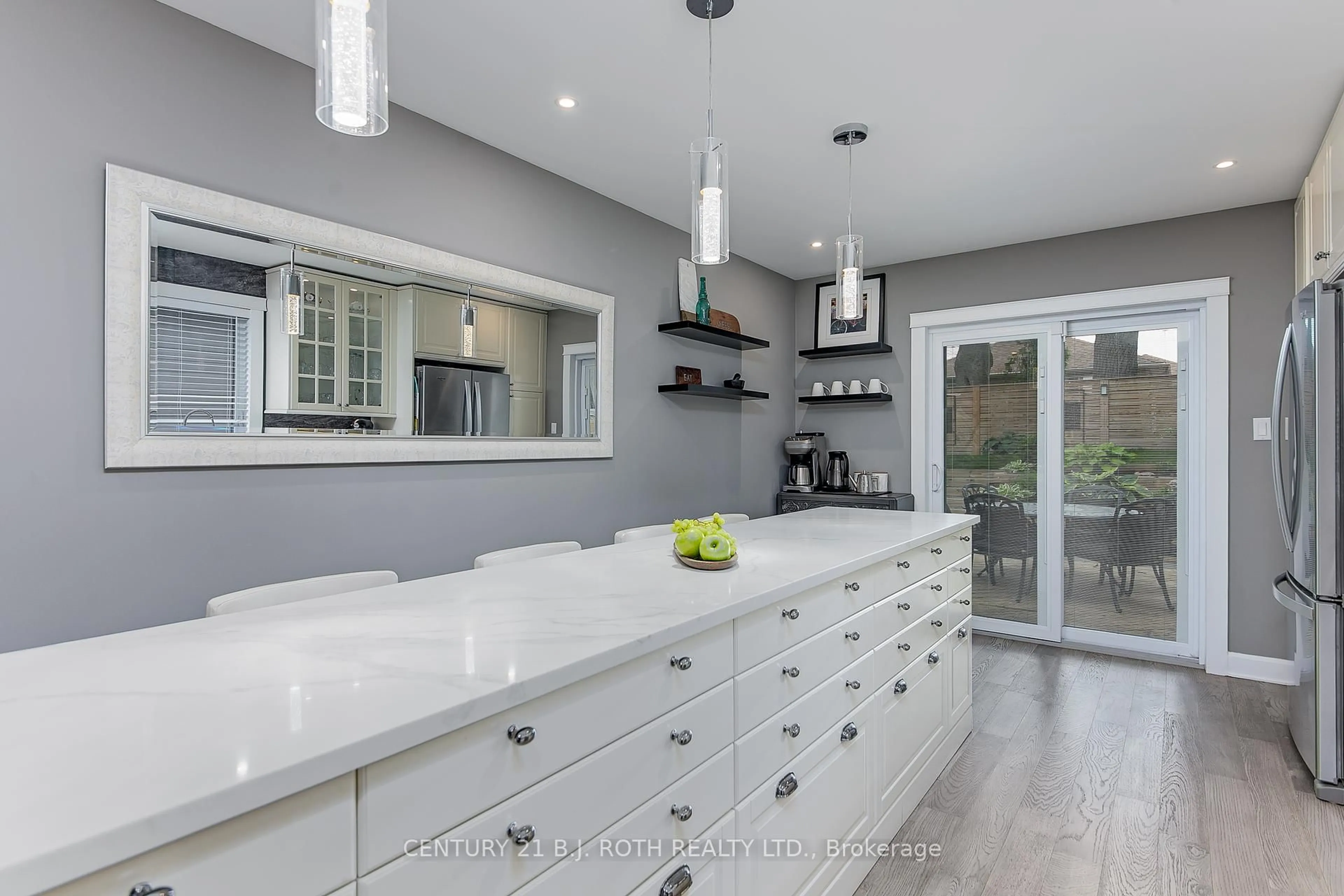 Contemporary kitchen, unknown for 26 Monique Cres, Barrie Ontario L4M 6Y3