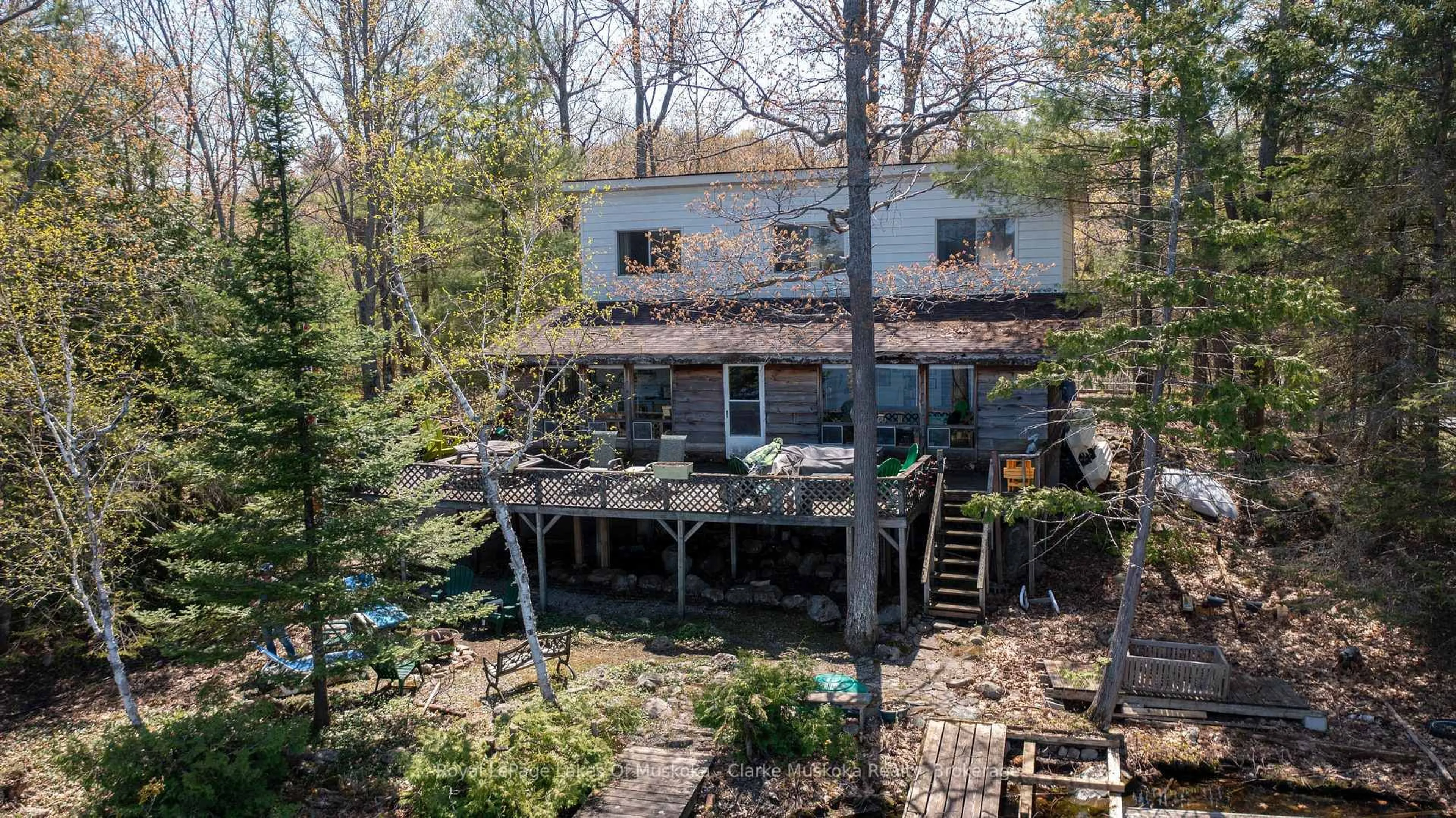 A pic from outside/outdoor area/front of a property/back of a property/a pic from drone, unknown for 185 WOODLAND Tr, Severn Ontario L0K 1S0