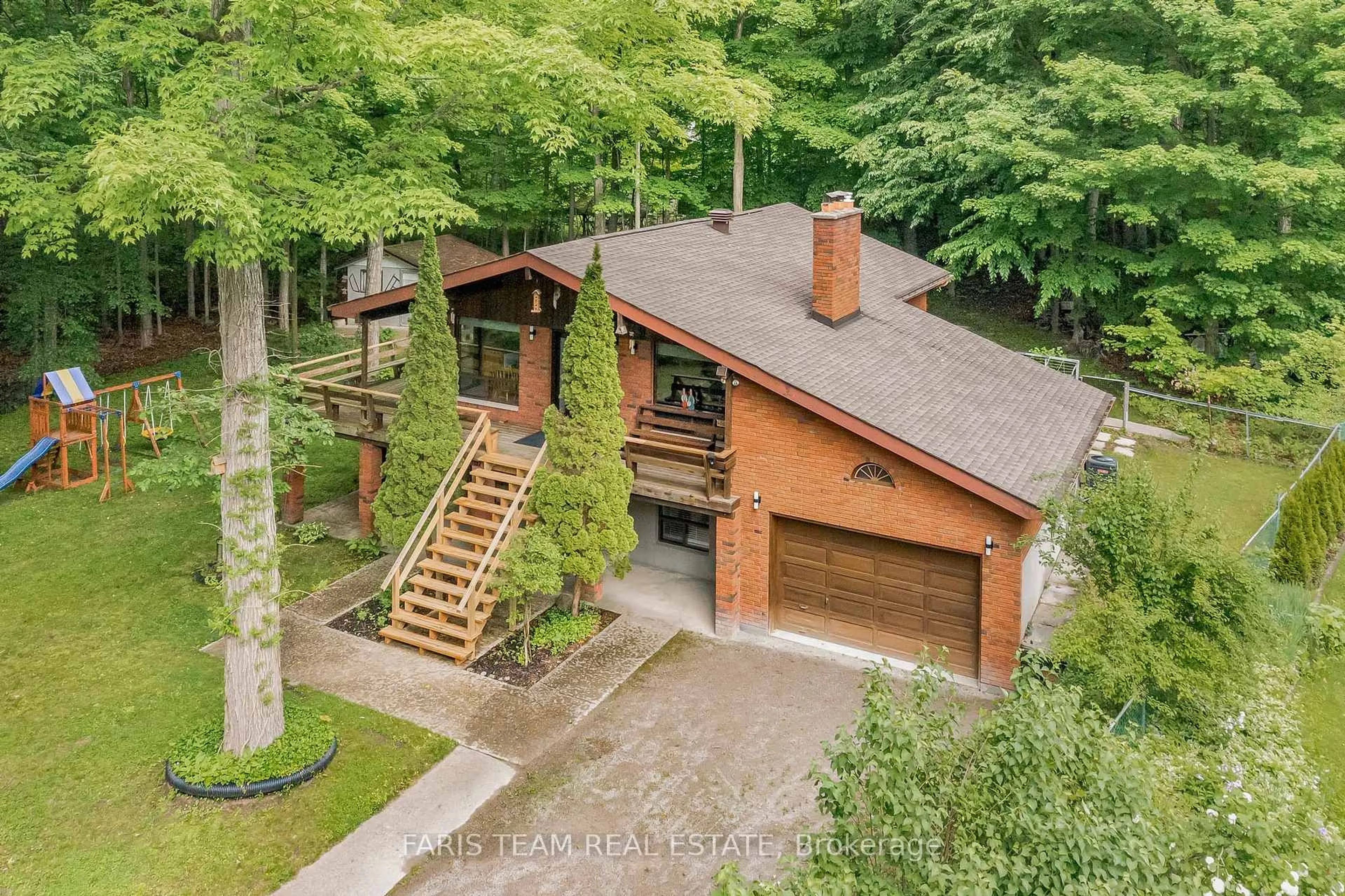 A pic from outside/outdoor area/front of a property/back of a property/a pic from drone, unknown for 8 Celestine Crt, Tiny Ontario L9M 0H3