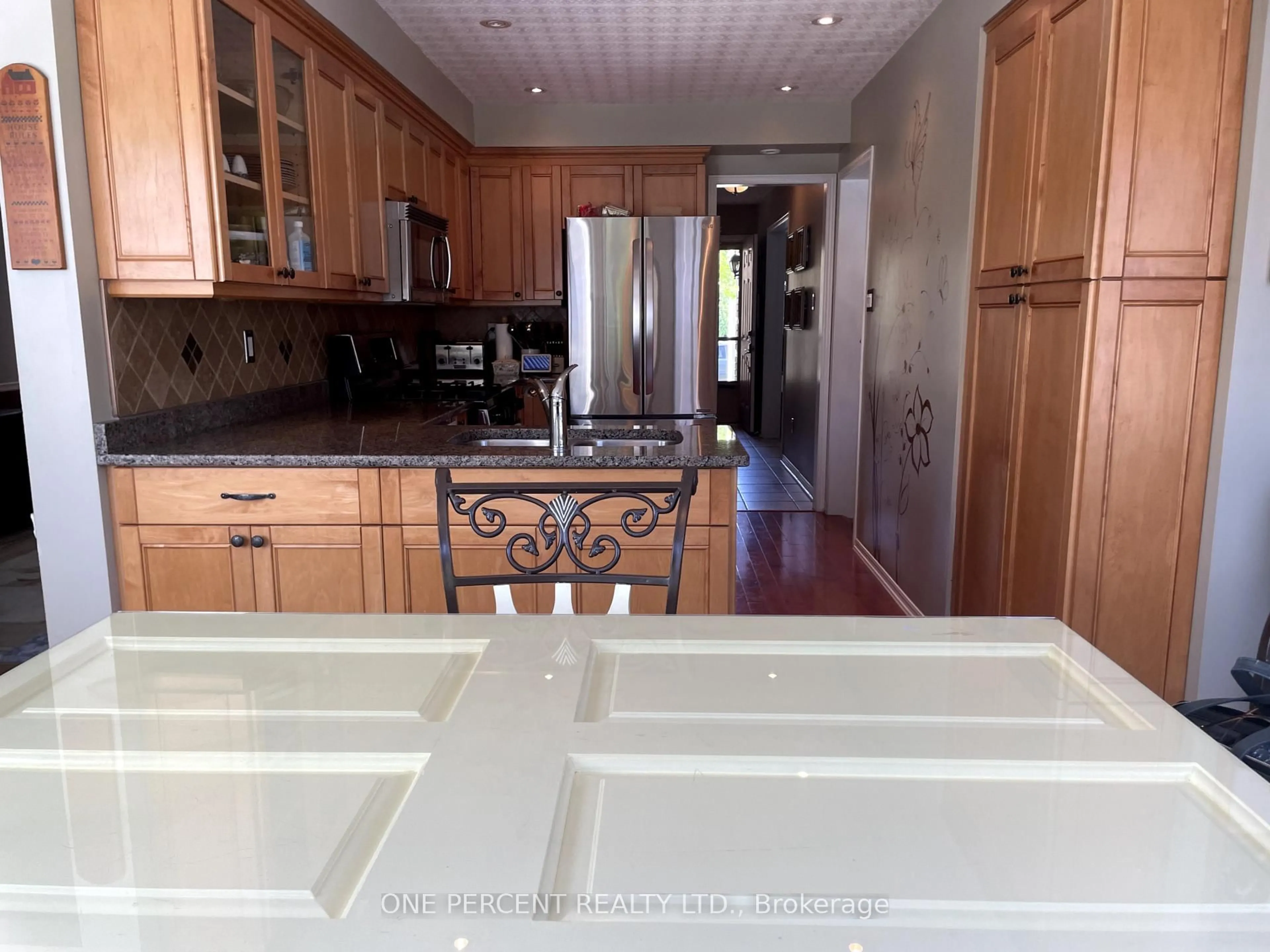 Open concept kitchen, ceramic/tile floor for 21 Barwick Dr, Barrie Ontario L4N 6Z7