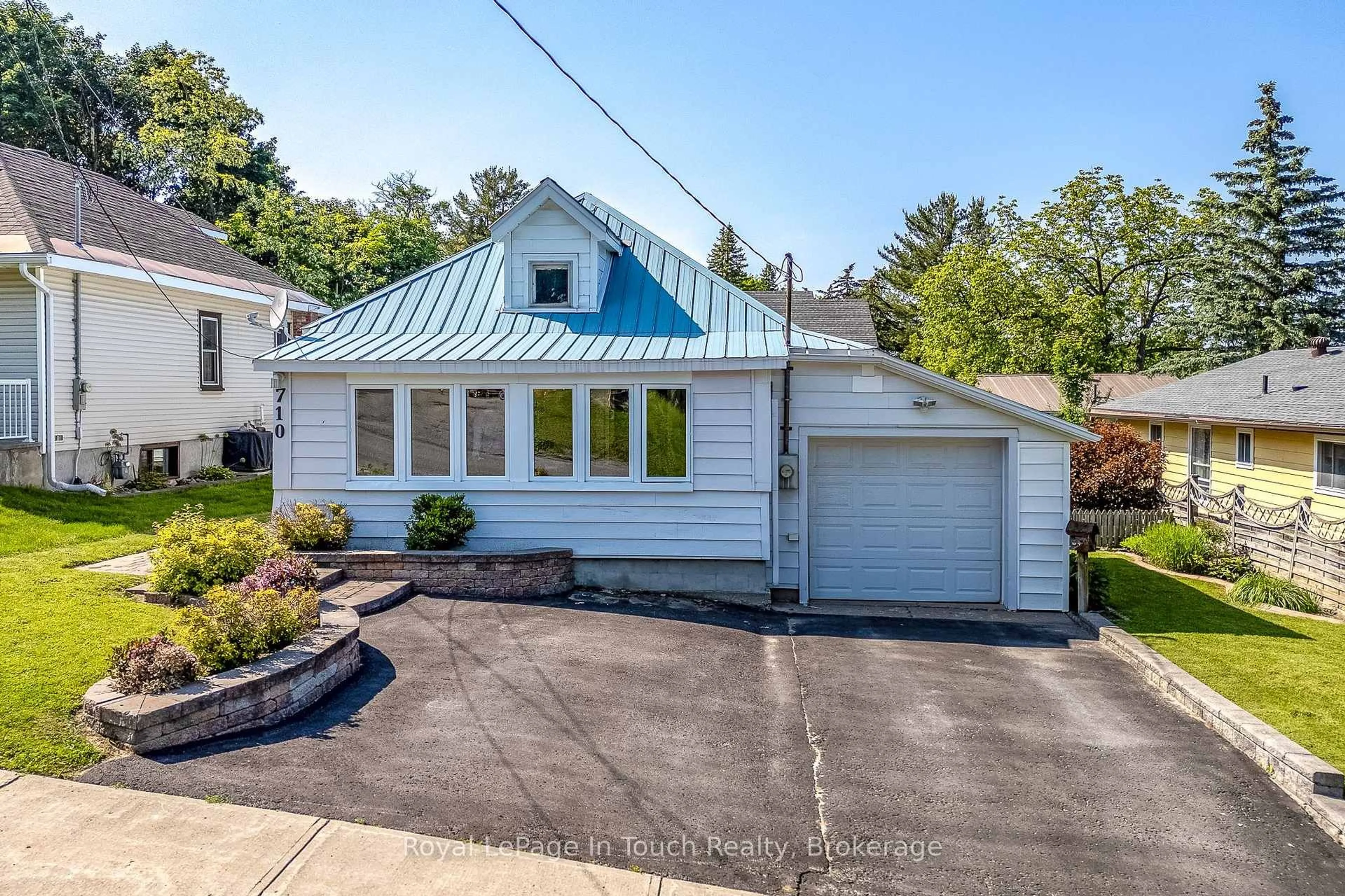 Home with vinyl exterior material, street for 710 Bay St, Midland Ontario L4R 1M2