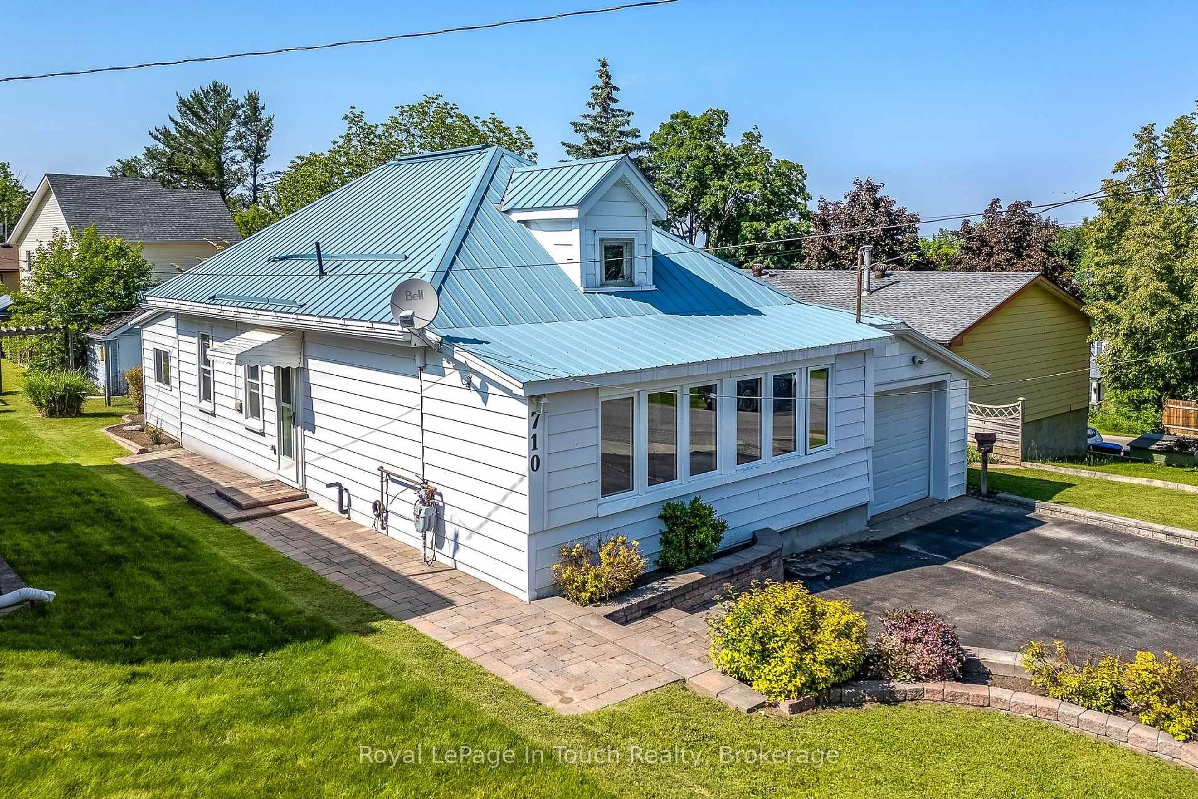 A pic from outside/outdoor area/front of a property/back of a property/a pic from drone, unknown for 710 Bay St, Midland Ontario L4R 1M2