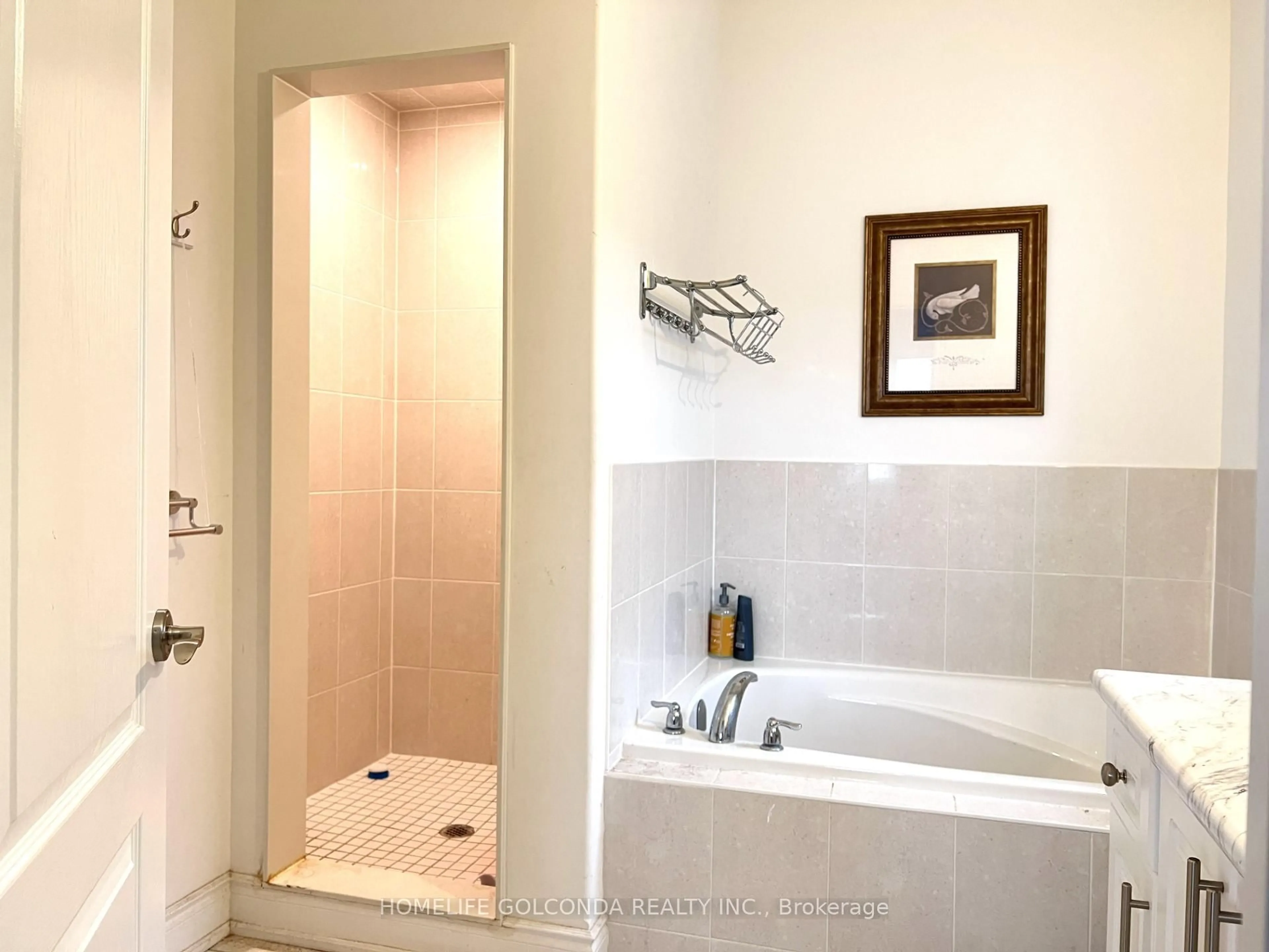 Standard bathroom, ceramic/tile floor for 3153 Monarch Dr, Orillia Ontario L3V 7W9