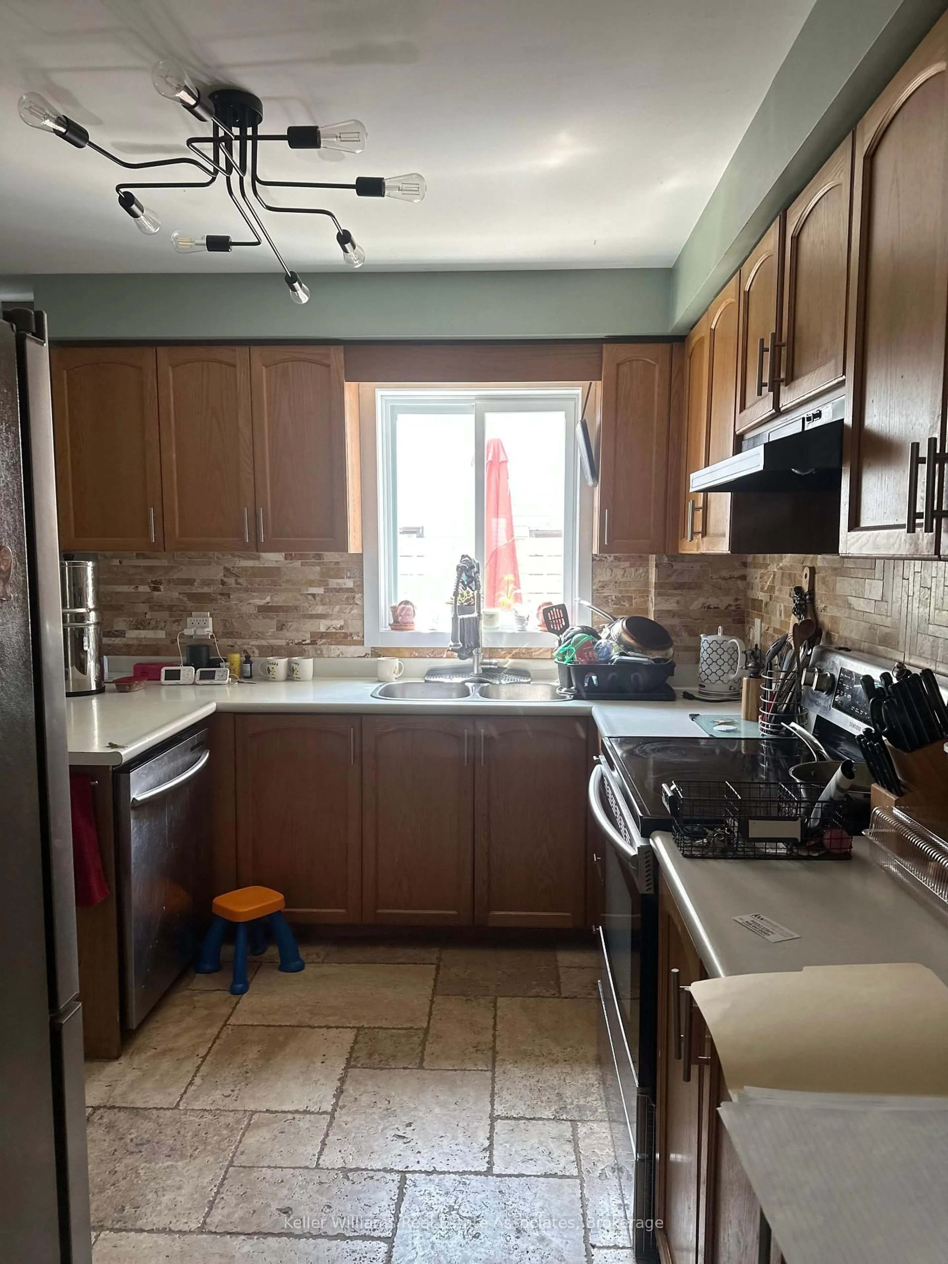 Standard kitchen, ceramic/tile floor for 41 Penton Dr, Barrie Ontario L4N 7A3