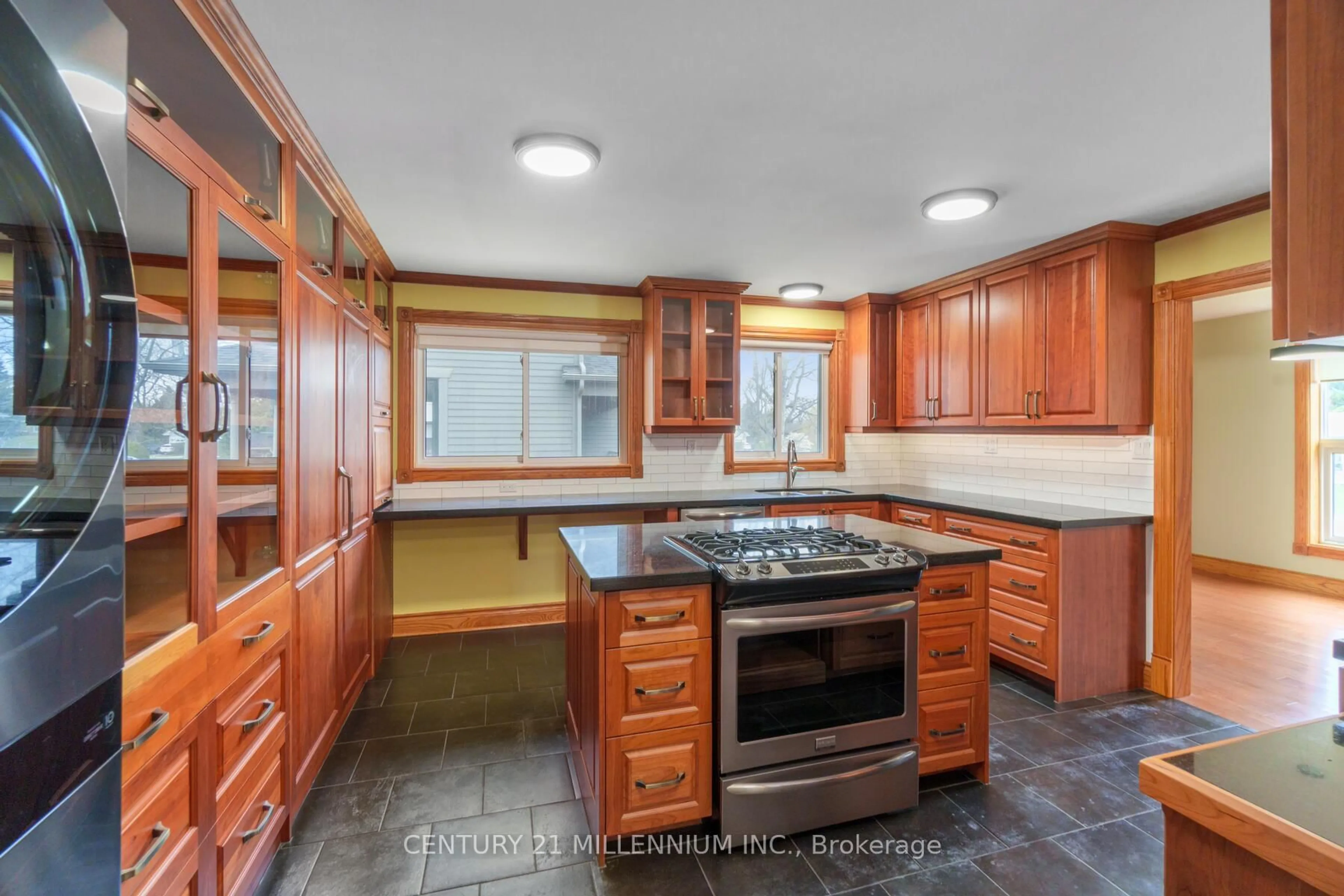 Standard kitchen, ceramic/tile floor for 338 Walnut St, Collingwood Ontario L9Y 3C8