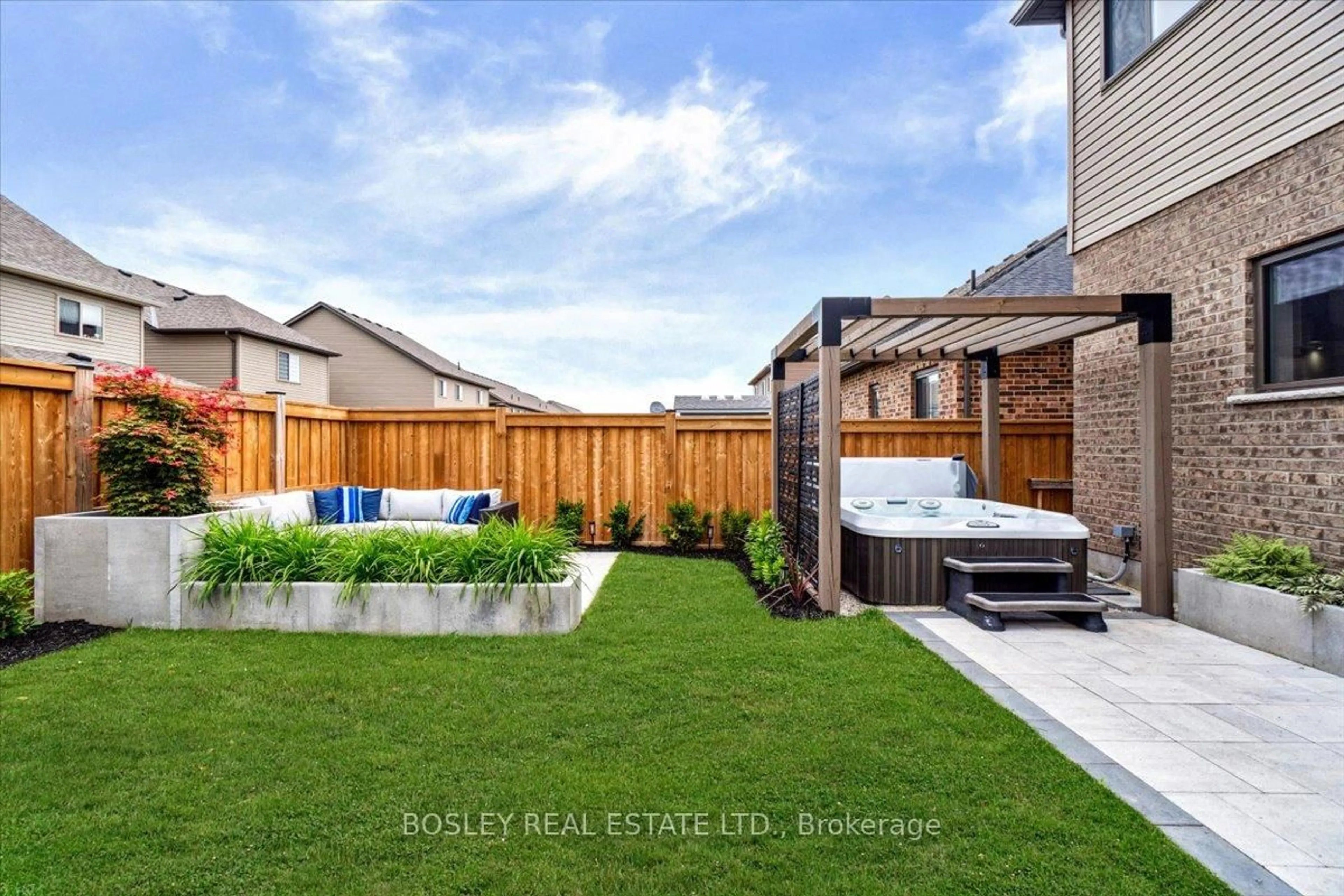 Patio, street for 48 Plewes Dr, Collingwood Ontario L9Y 3B7