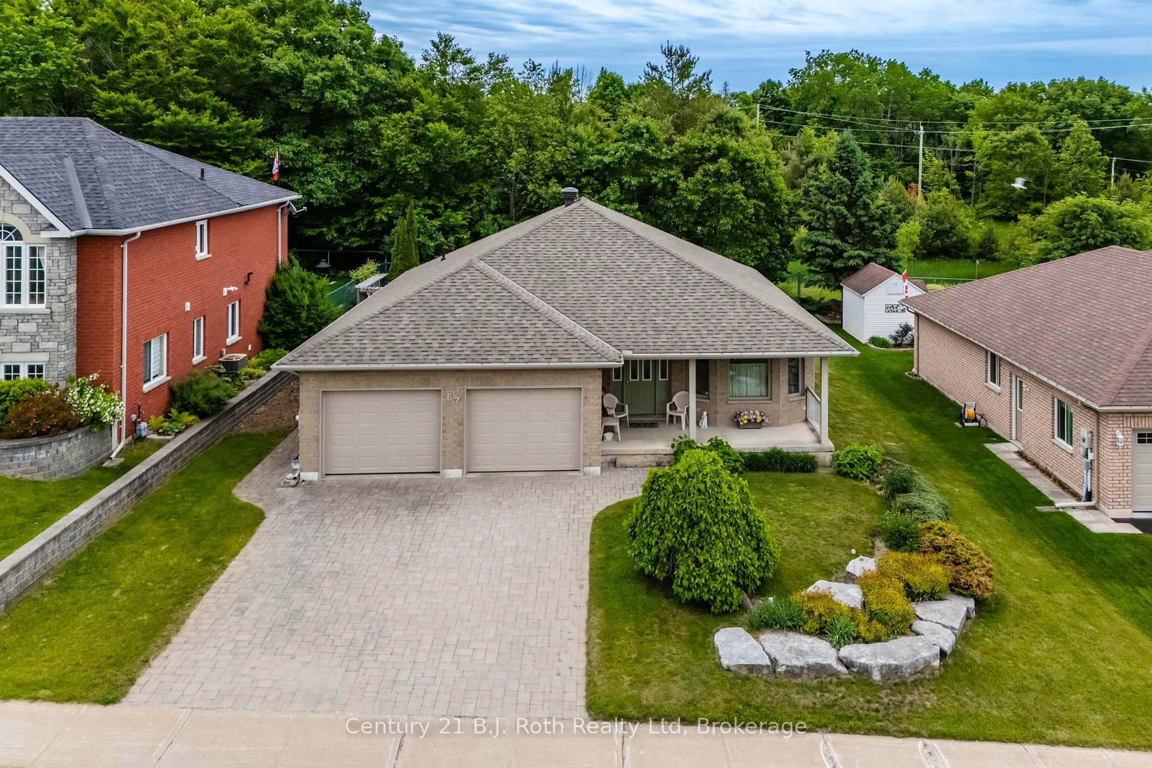 A pic from outside/outdoor area/front of a property/back of a property/a pic from drone, street for 67 James St, Penetanguishene Ontario L9M 2H8