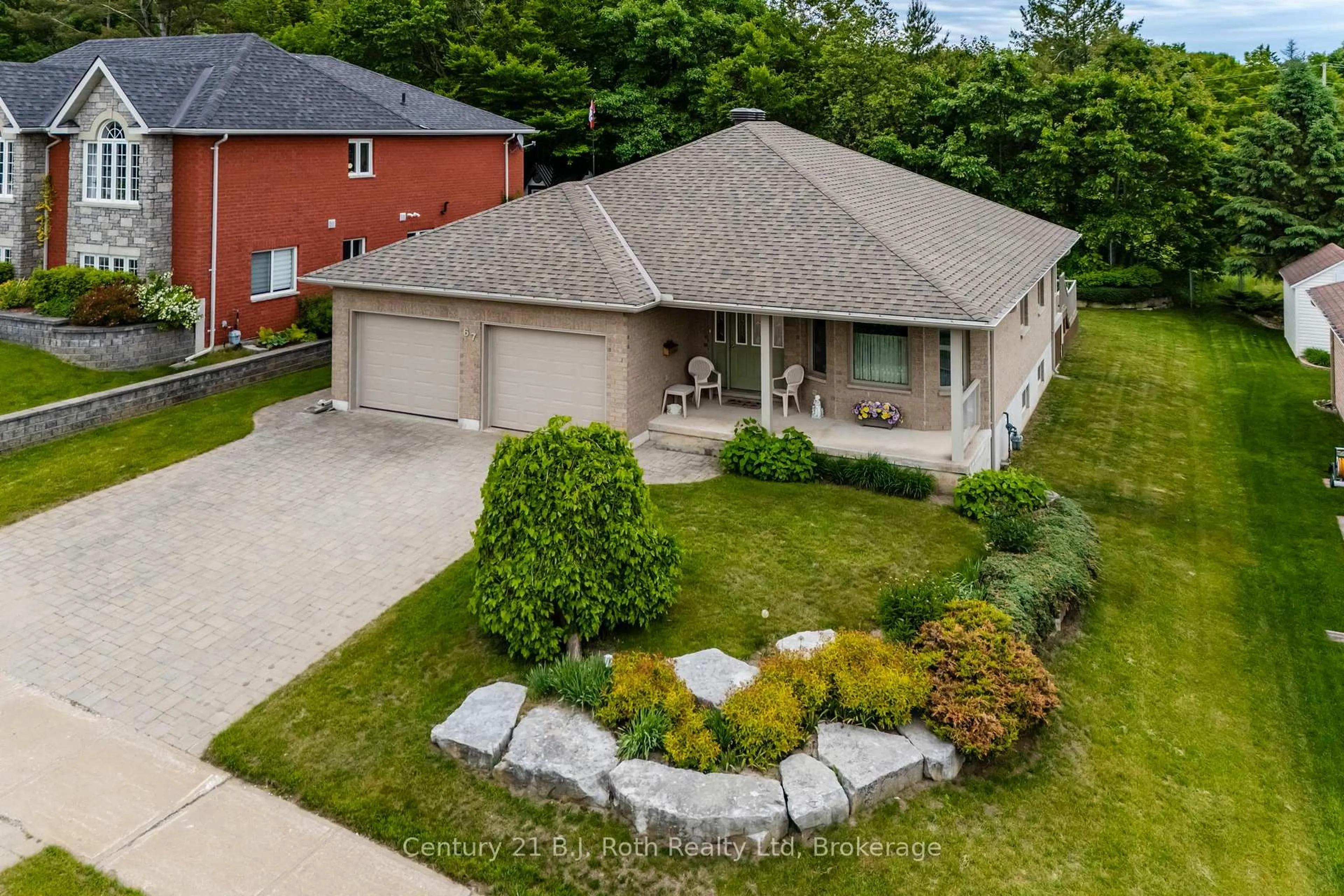 A pic from outside/outdoor area/front of a property/back of a property/a pic from drone, street for 67 James St, Penetanguishene Ontario L9M 2H8