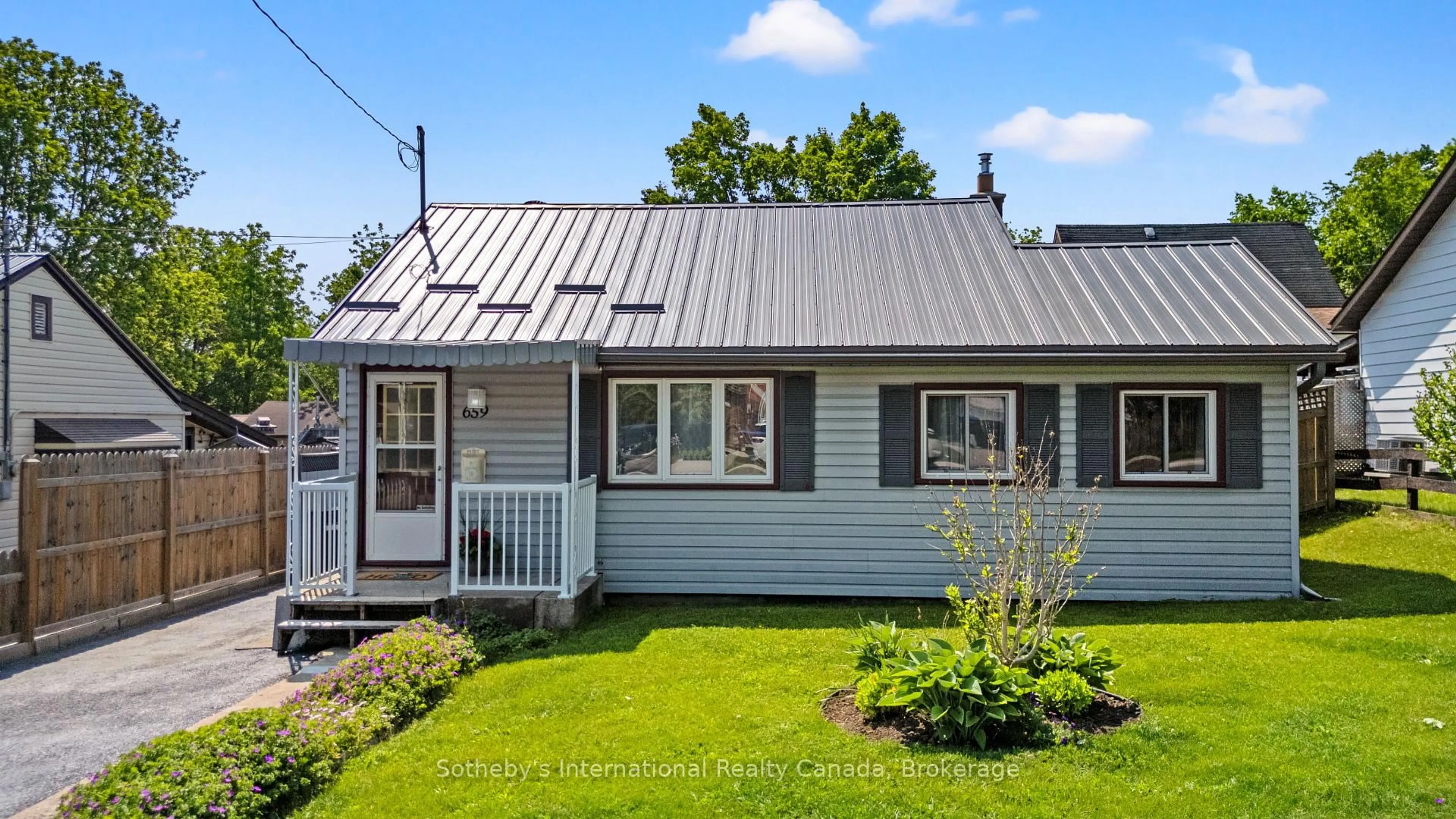 Home with vinyl exterior material, street for 659 Victoria St, Midland Ontario L4R 1A8