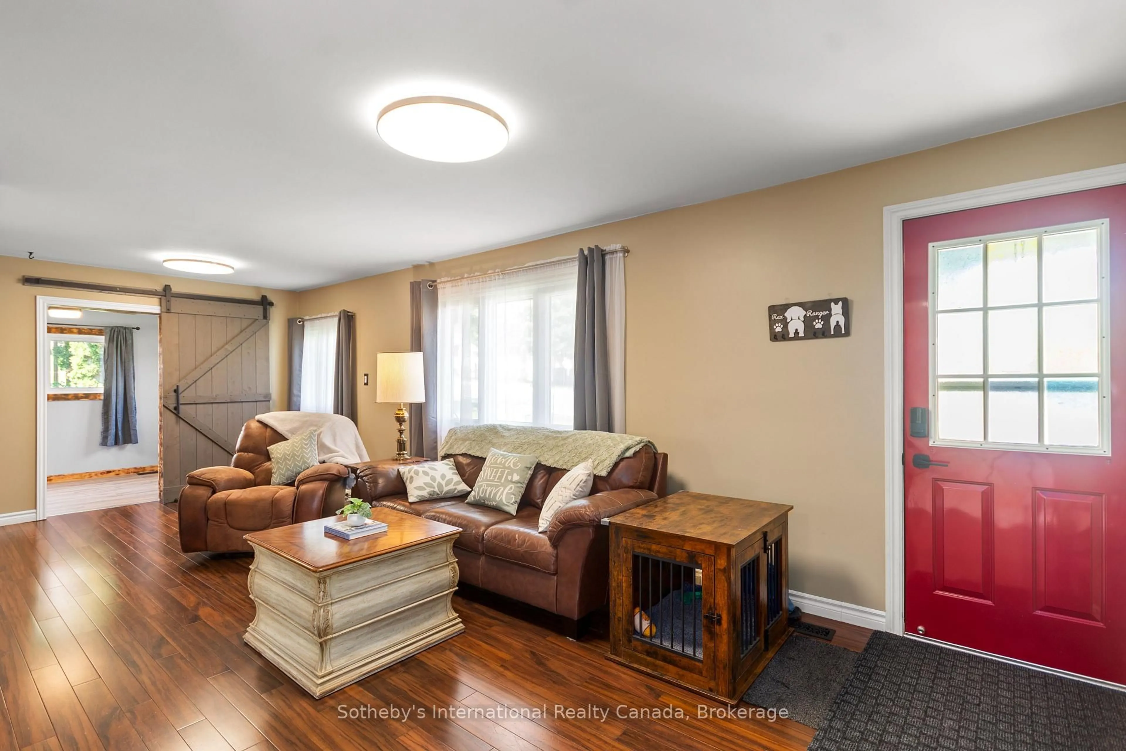 Living room with furniture, wood/laminate floor for 659 Victoria St, Midland Ontario L4R 1A8