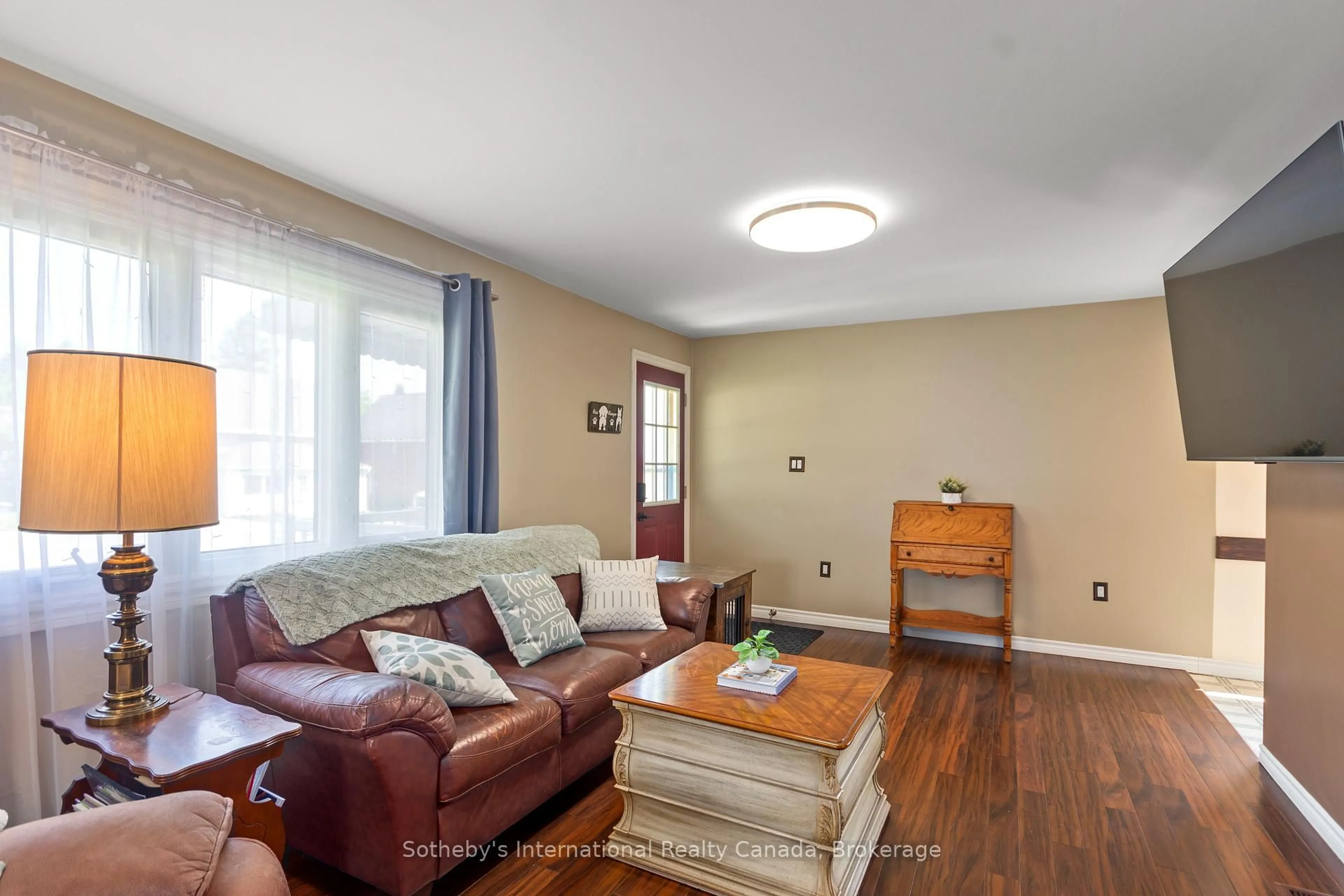 Living room with furniture, wood/laminate floor for 659 Victoria St, Midland Ontario L4R 1A8