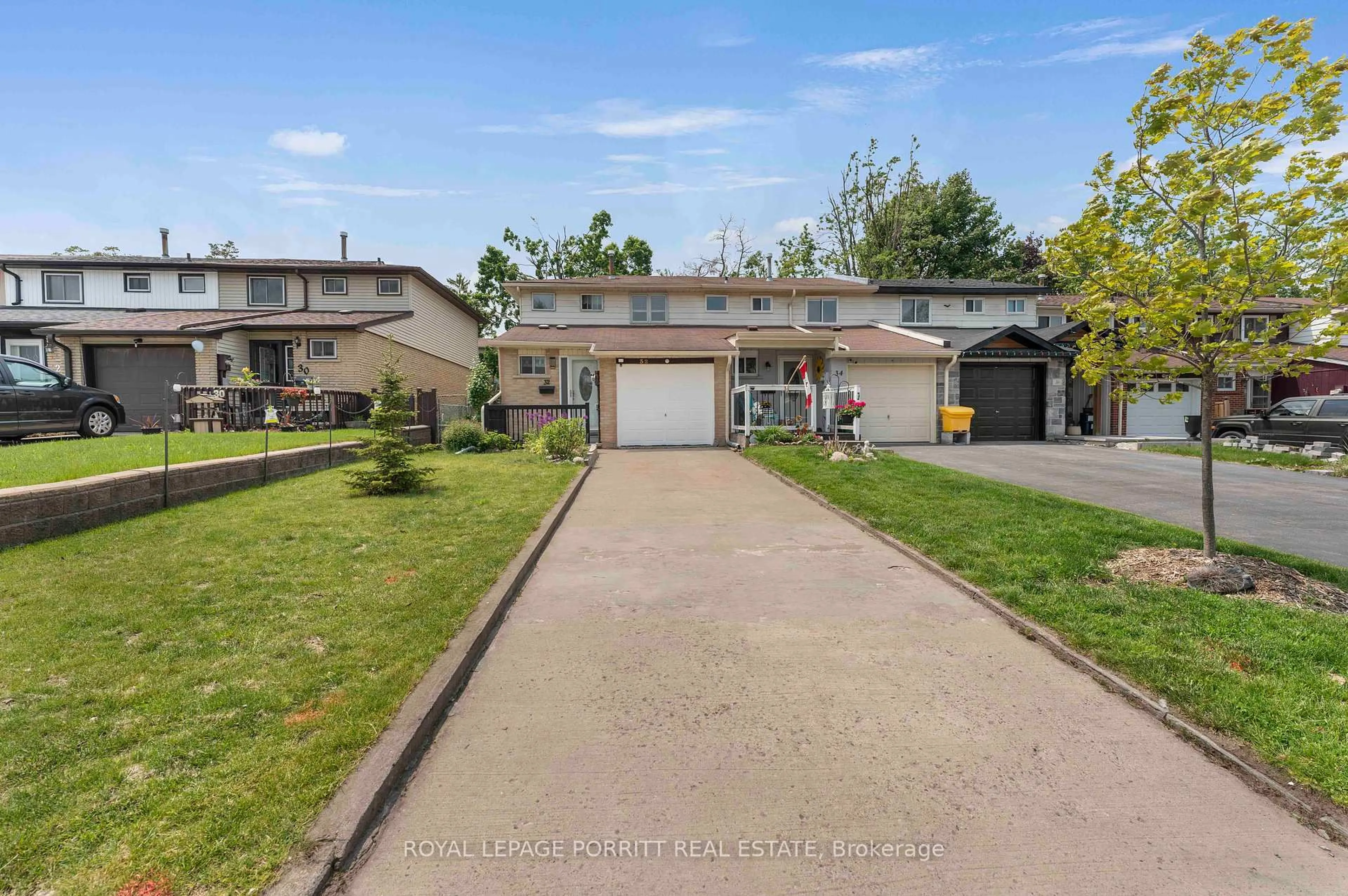 A pic from outside/outdoor area/front of a property/back of a property/a pic from drone, street for 32 Chaucer Cres, Barrie Ontario L4N 4T7