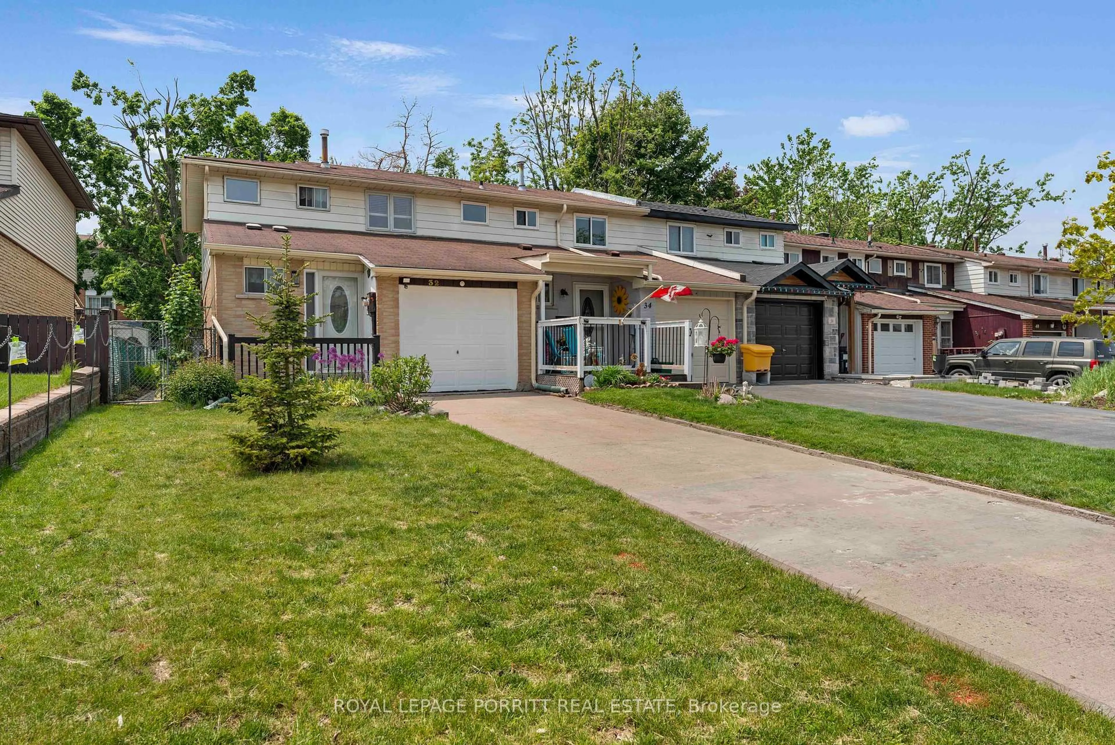 Home with vinyl exterior material, street for 32 Chaucer Cres, Barrie Ontario L4N 4T7