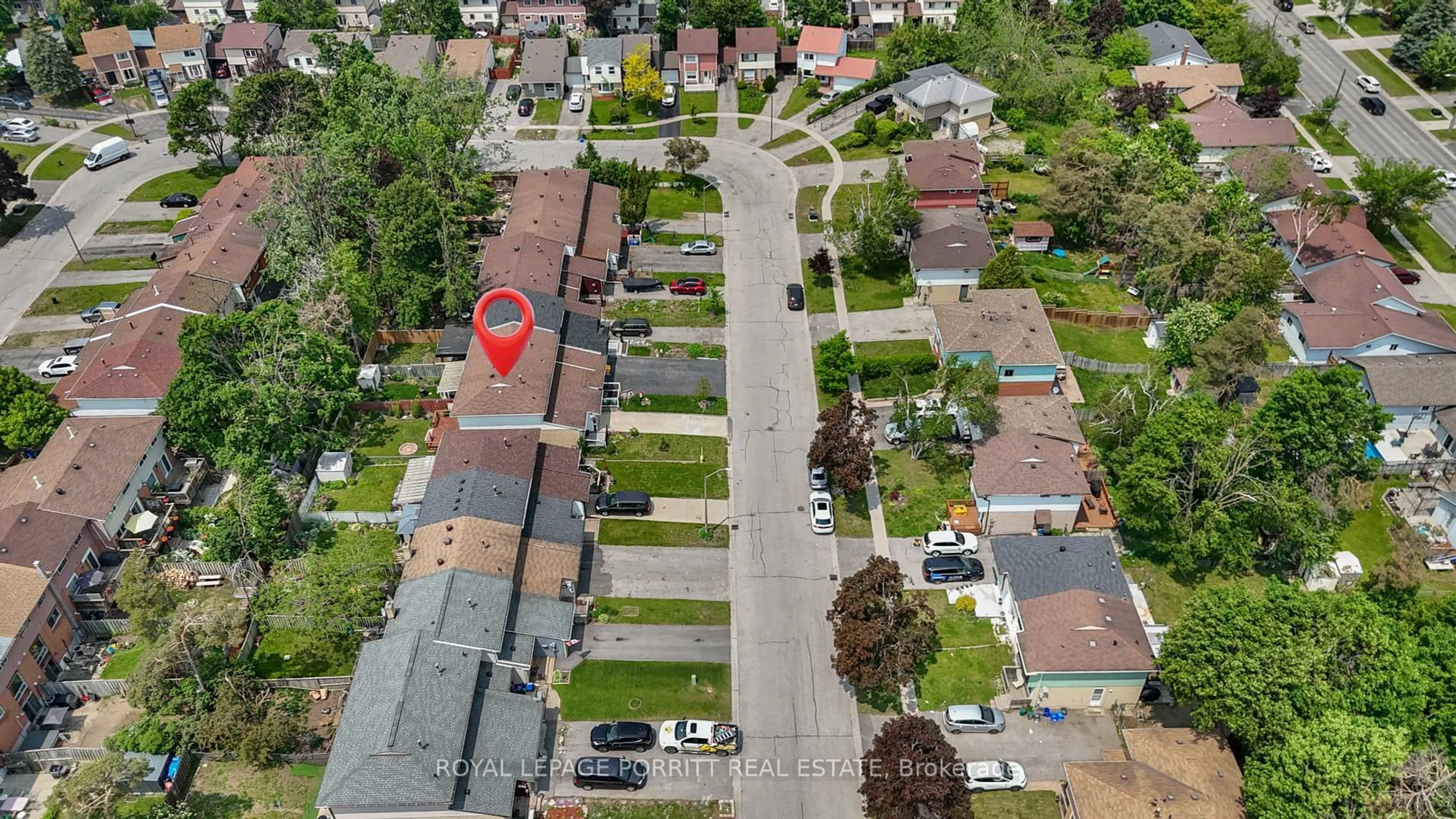A pic from outside/outdoor area/front of a property/back of a property/a pic from drone, street for 32 Chaucer Cres, Barrie Ontario L4N 4T7