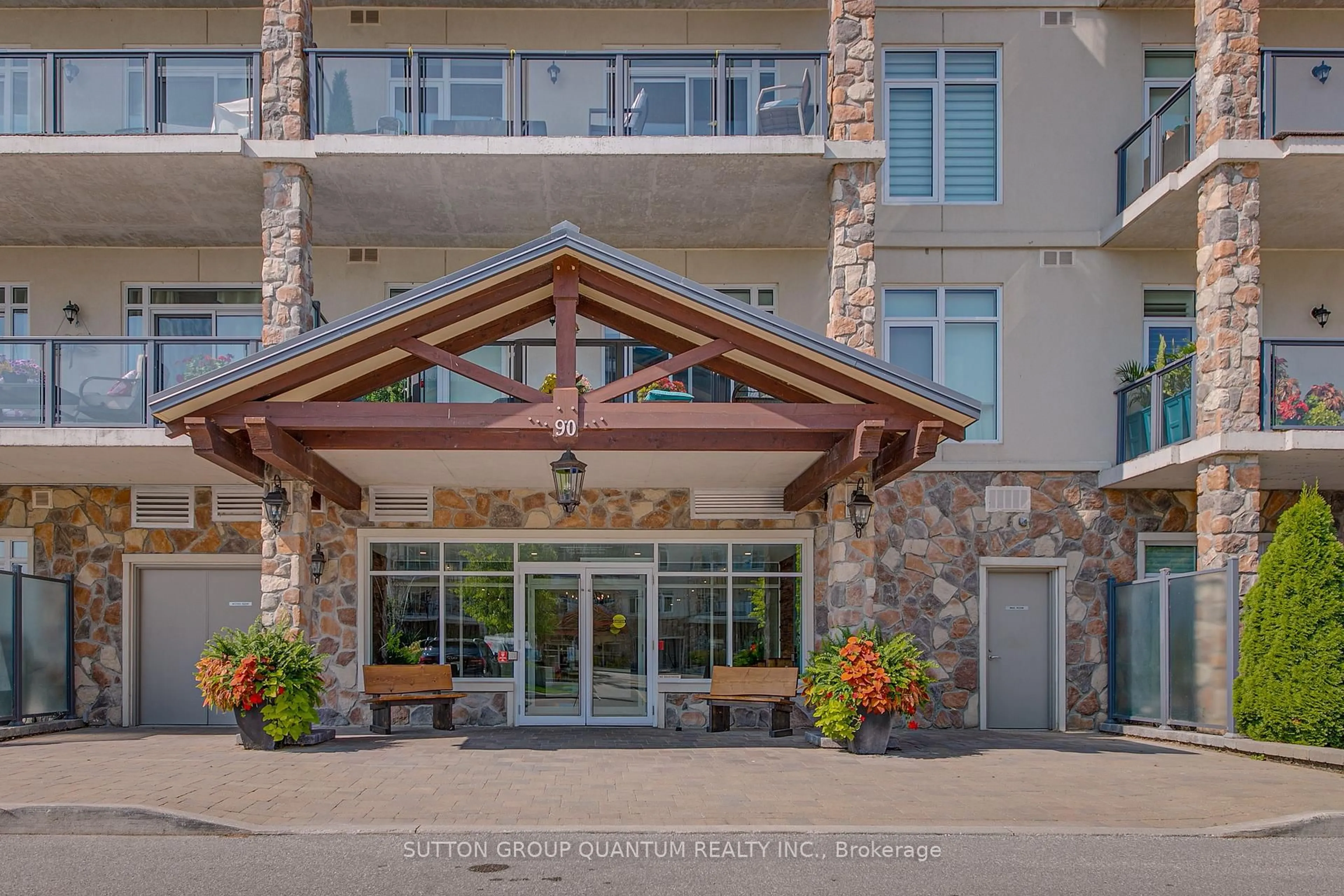 Indoor foyer for 90 Orchard Point Rd #210, Orillia Ontario L3V 8K4
