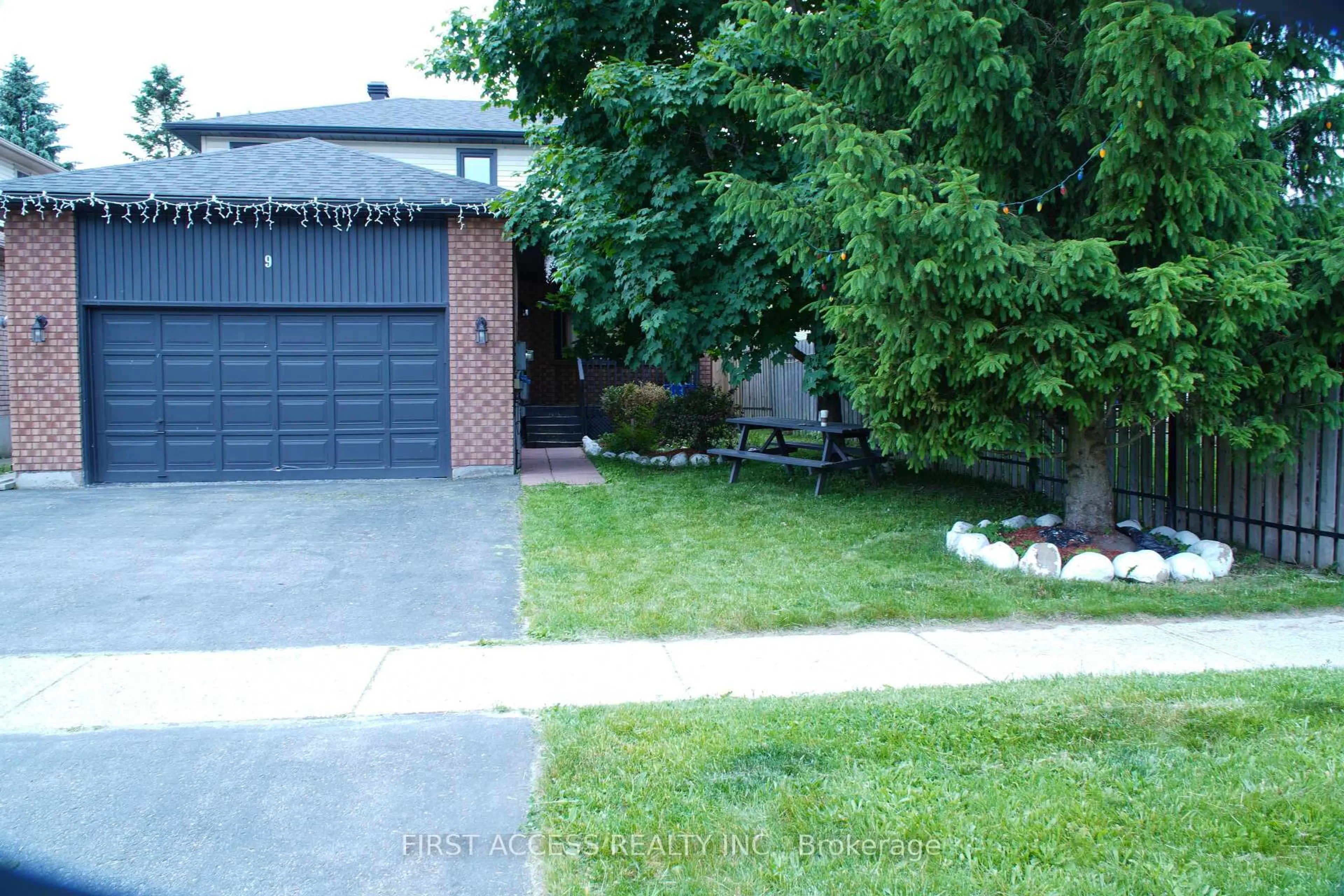 A pic from outside/outdoor area/front of a property/back of a property/a pic from drone, street for 9 Rosenfeld Dr, Barrie Ontario L4M 5X3