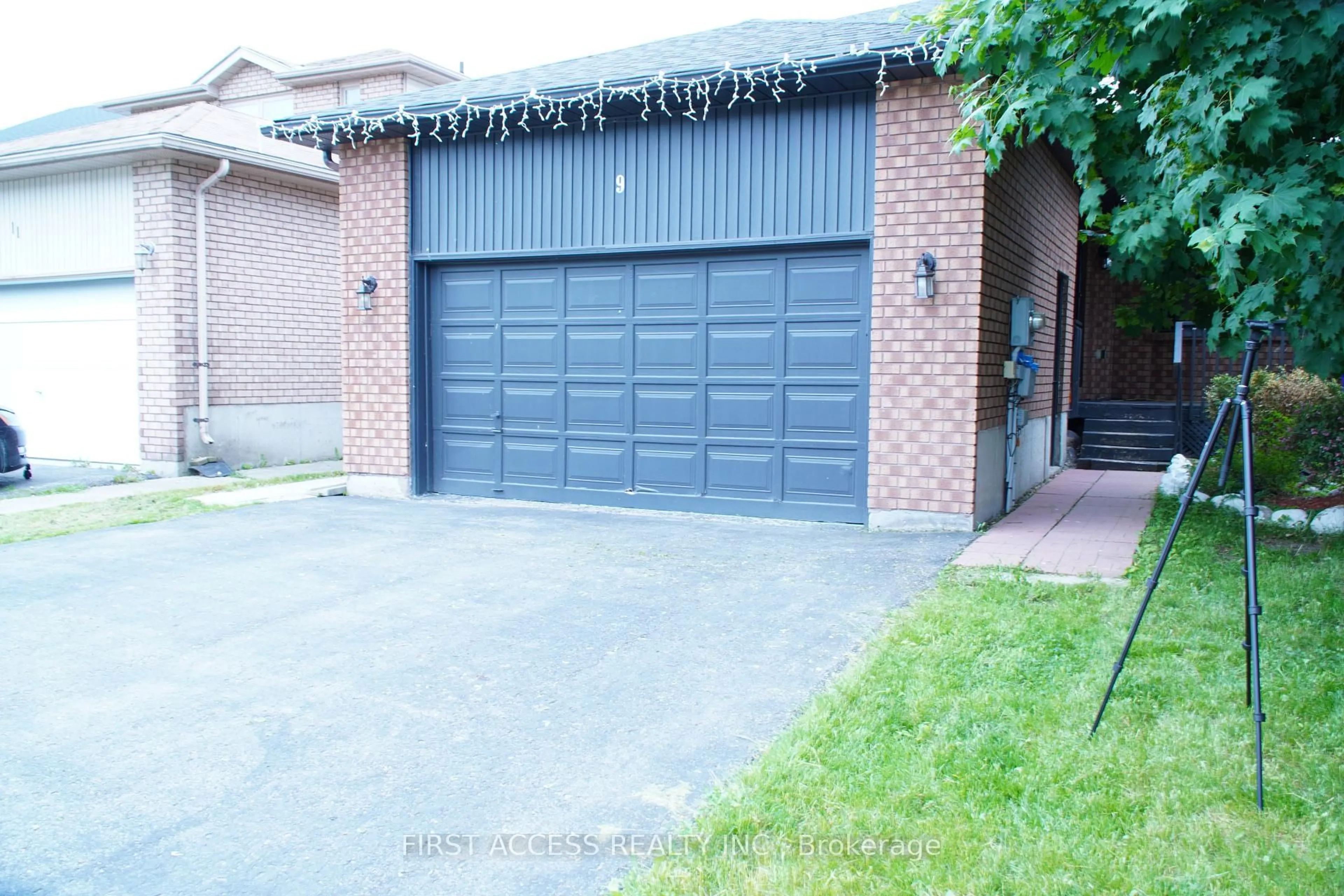 Indoor garage for 9 Rosenfeld Dr, Barrie Ontario L4M 5X3