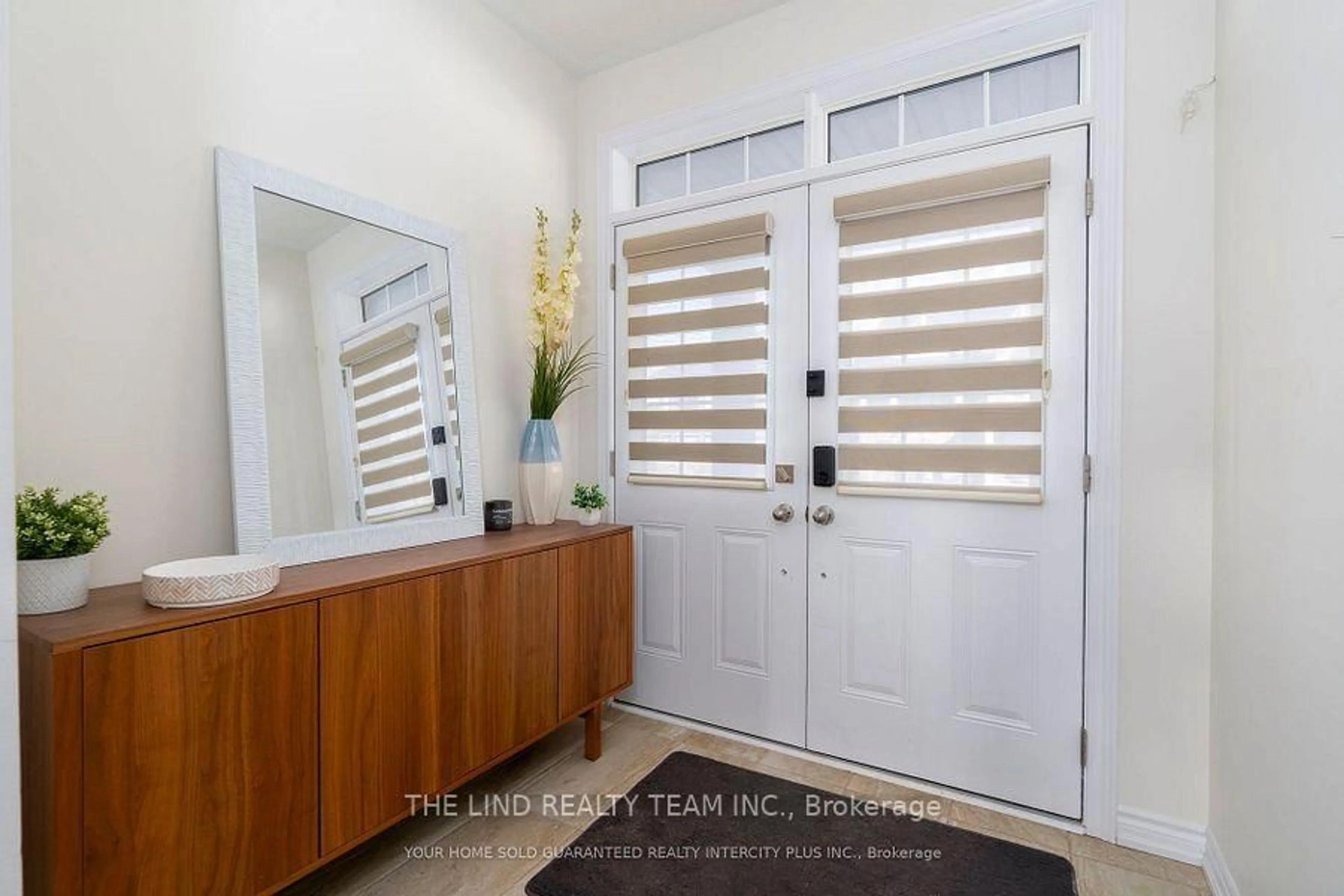 Indoor entryway for 15 Valleybrook Rd, Barrie Ontario L9J 0L4