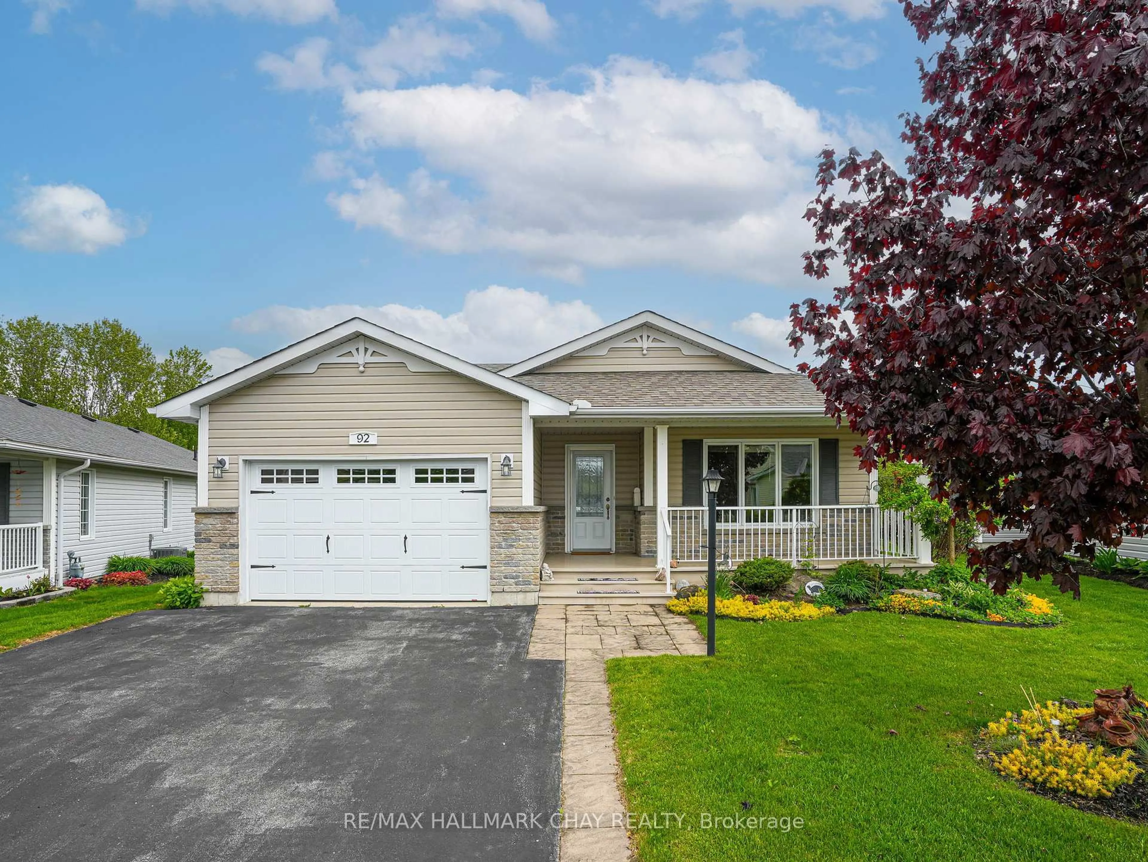 Home with vinyl exterior material, street for 92 New York Ave, Wasaga Beach Ontario L9Z 3A8