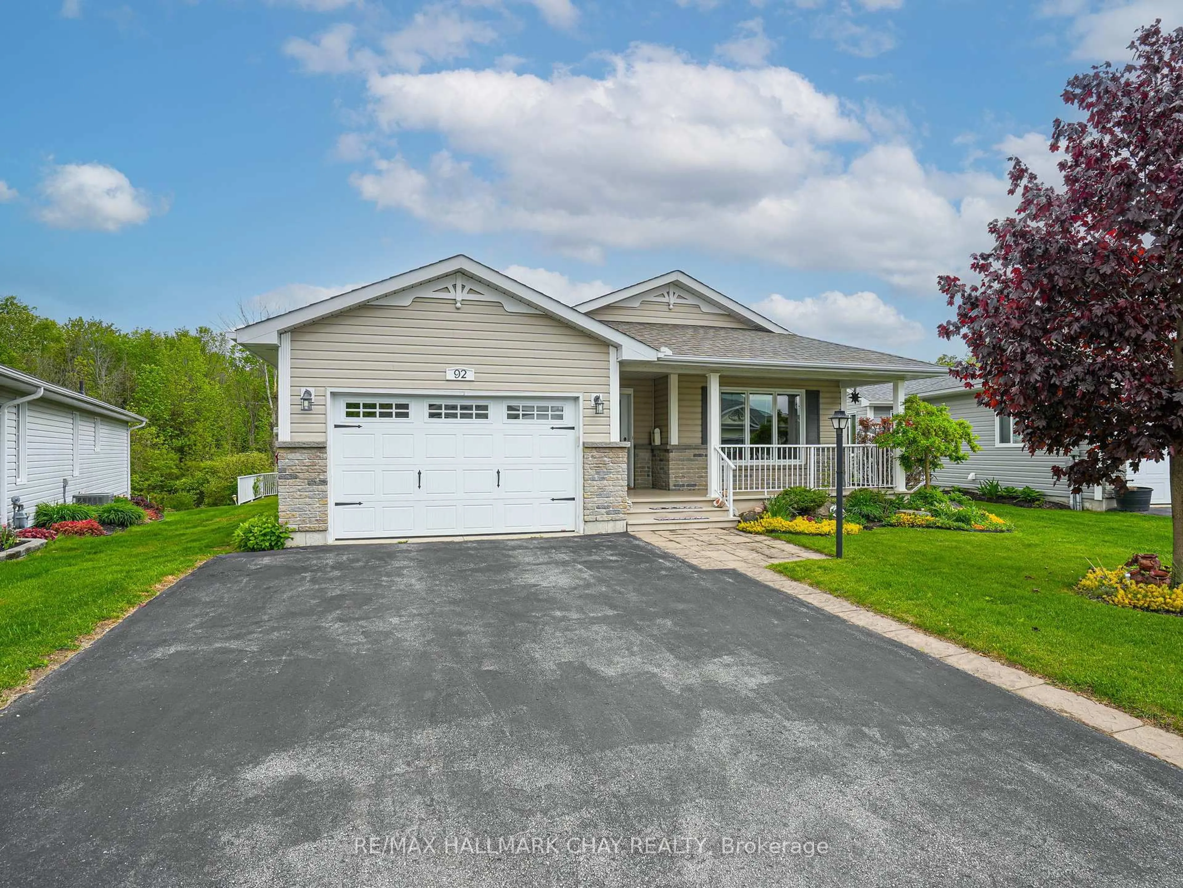 Home with vinyl exterior material, street for 92 New York Ave, Wasaga Beach Ontario L9Z 3A8