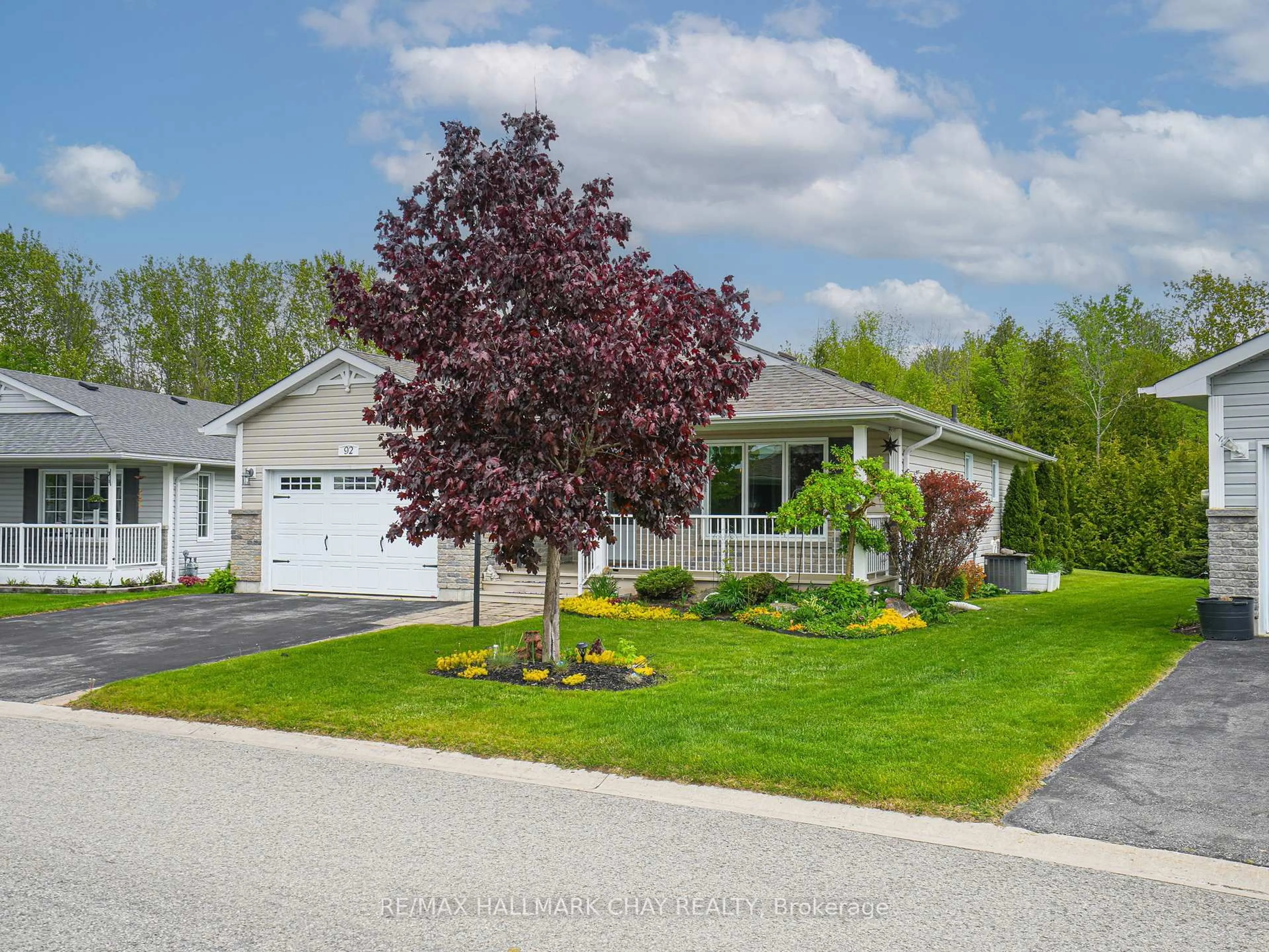 Home with vinyl exterior material, street for 92 New York Ave, Wasaga Beach Ontario L9Z 3A8
