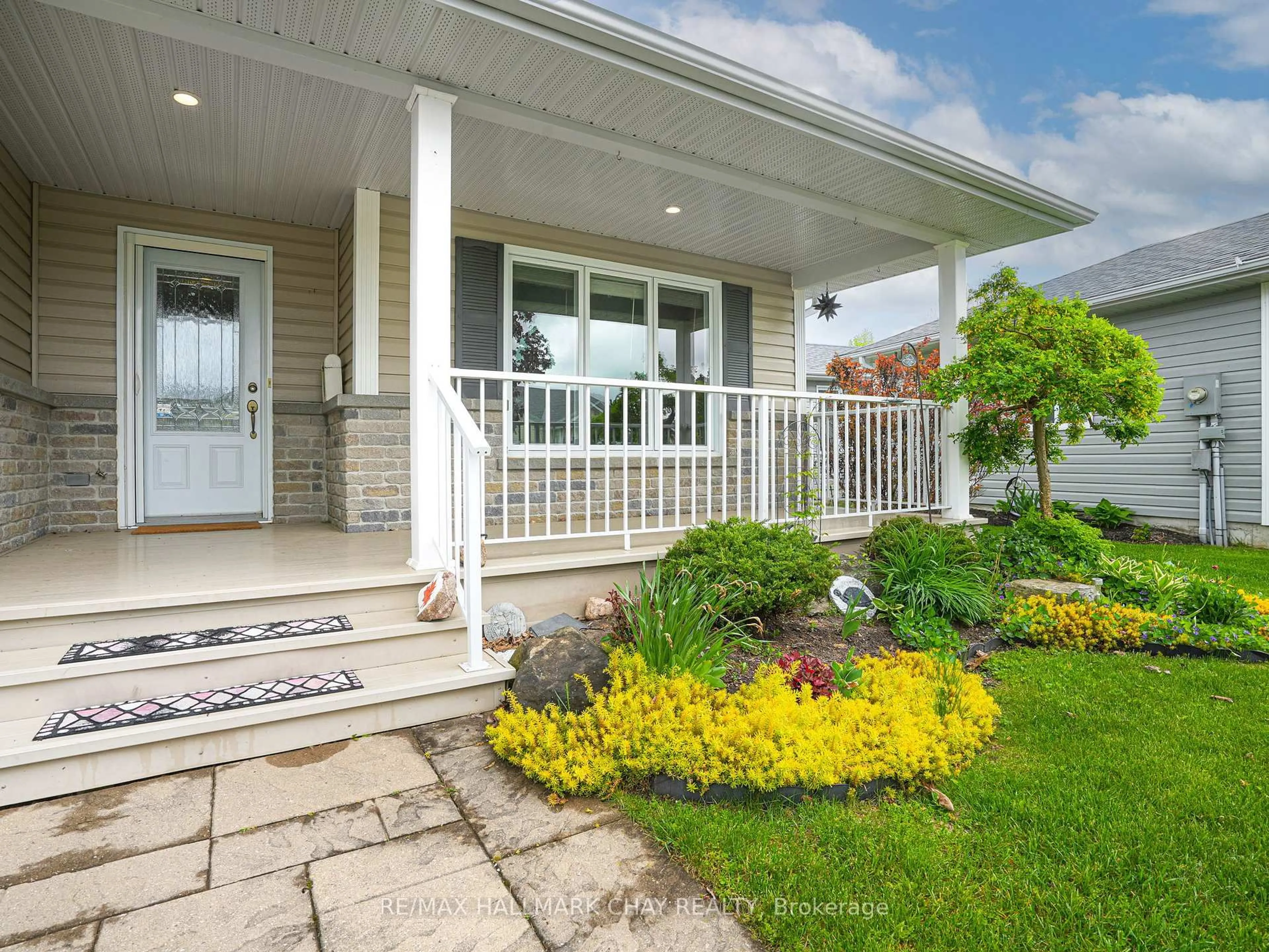 Home with vinyl exterior material, street for 92 New York Ave, Wasaga Beach Ontario L9Z 3A8