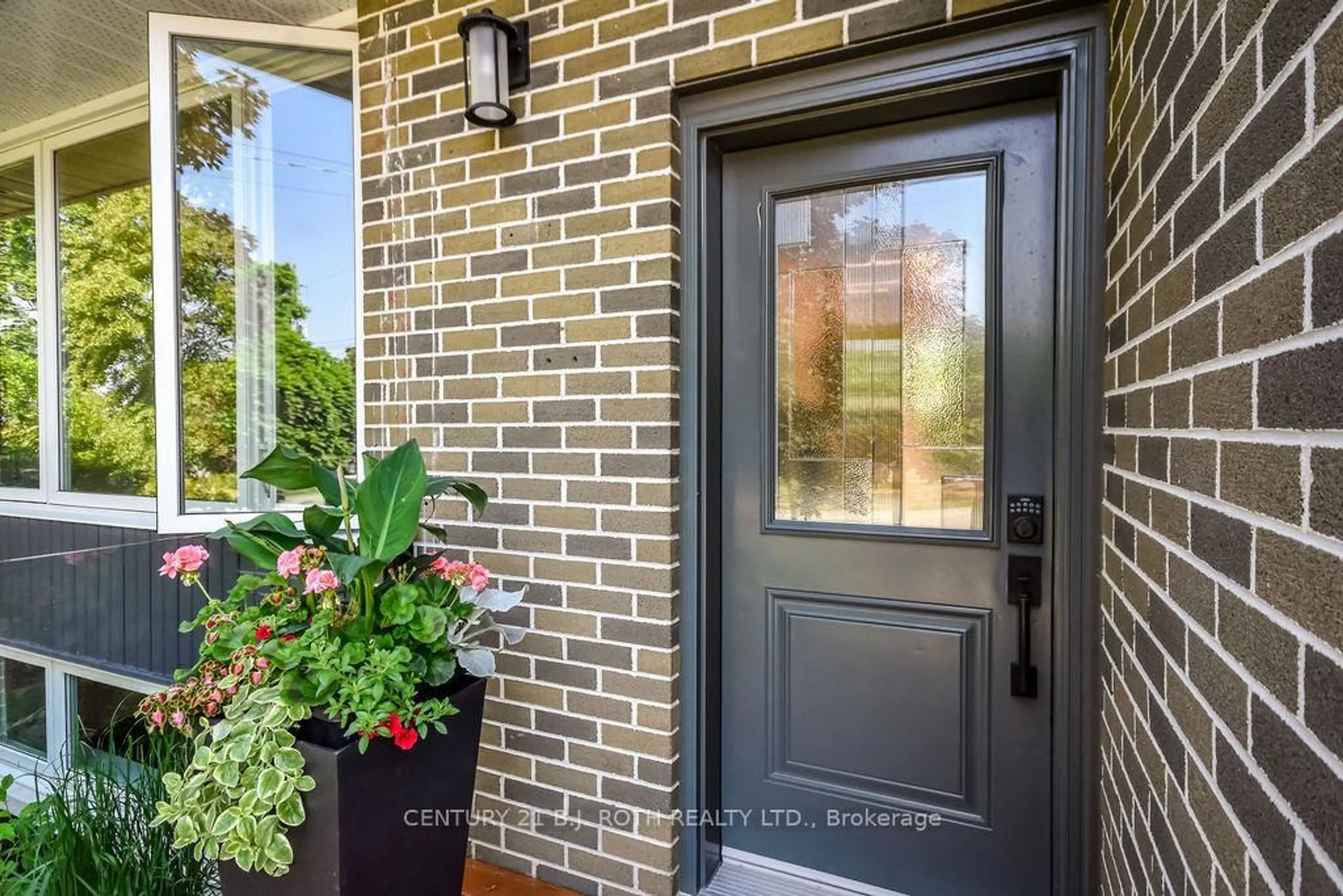 Indoor entryway for 58 Marion Cres, Barrie Ontario L4M 2L3