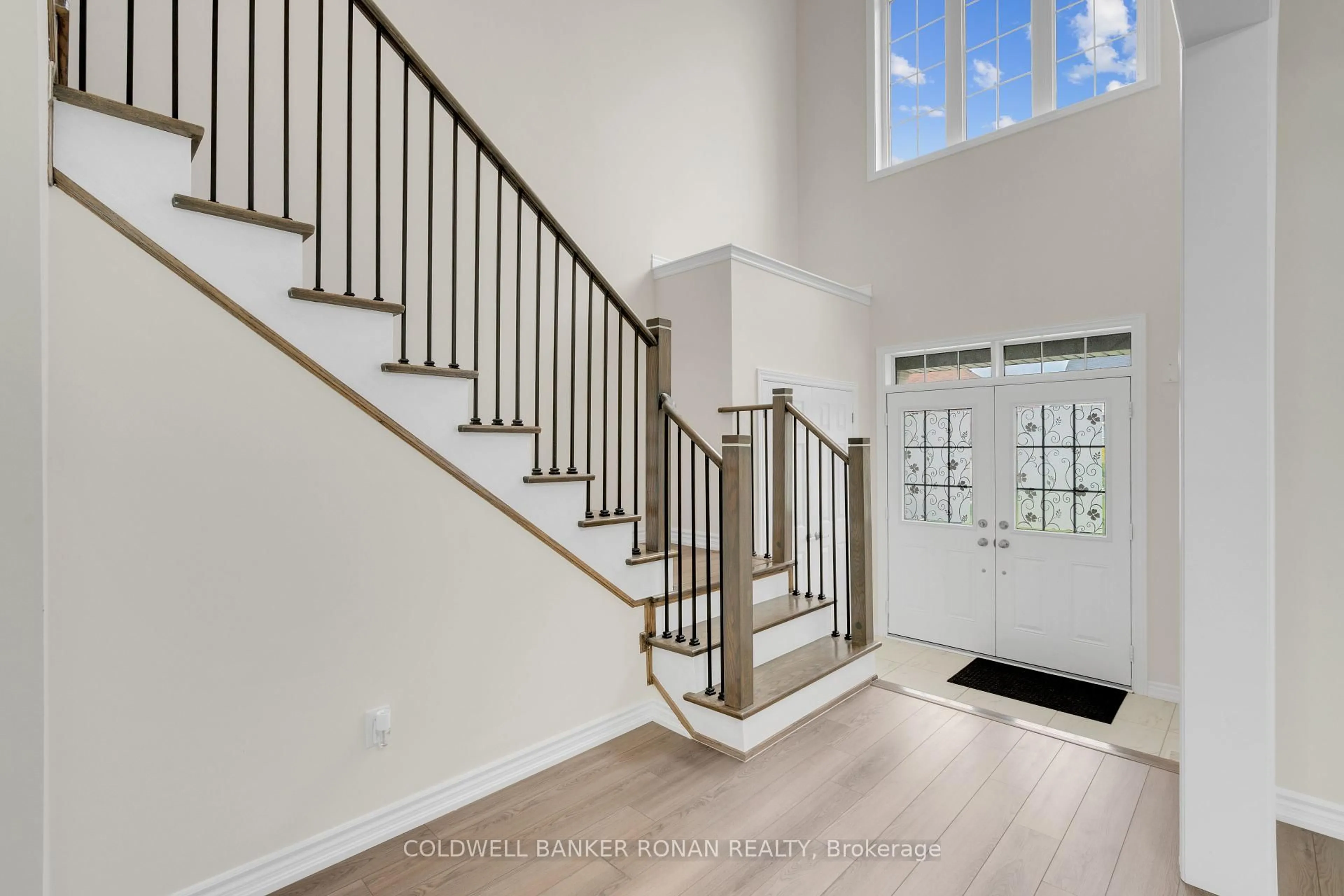 Indoor entryway for 203 Roy Dr, Clearview Ontario L0M 1S0