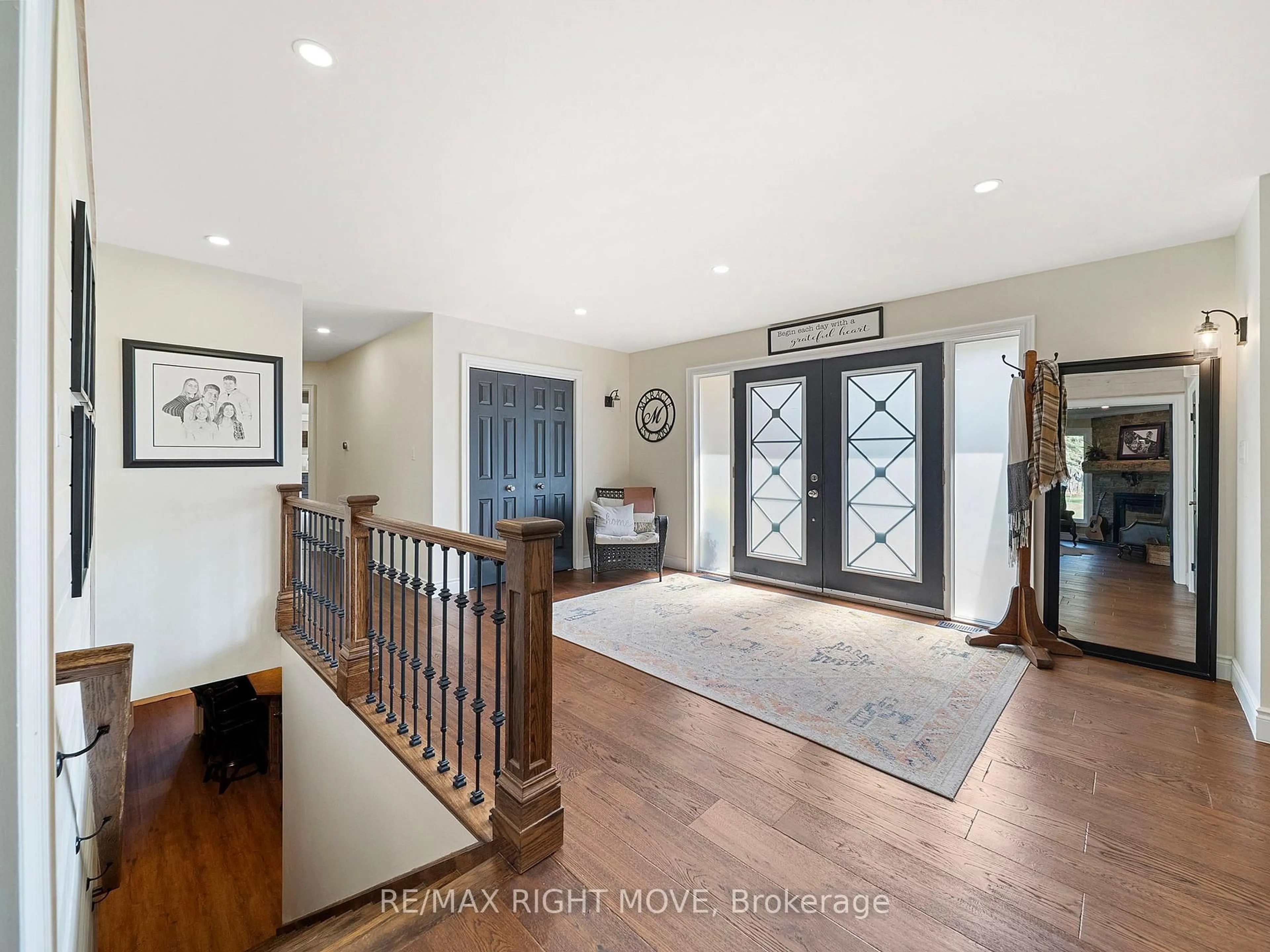 Indoor entryway for 1948 Carriage Crt, Severn Ontario L3V 6H2