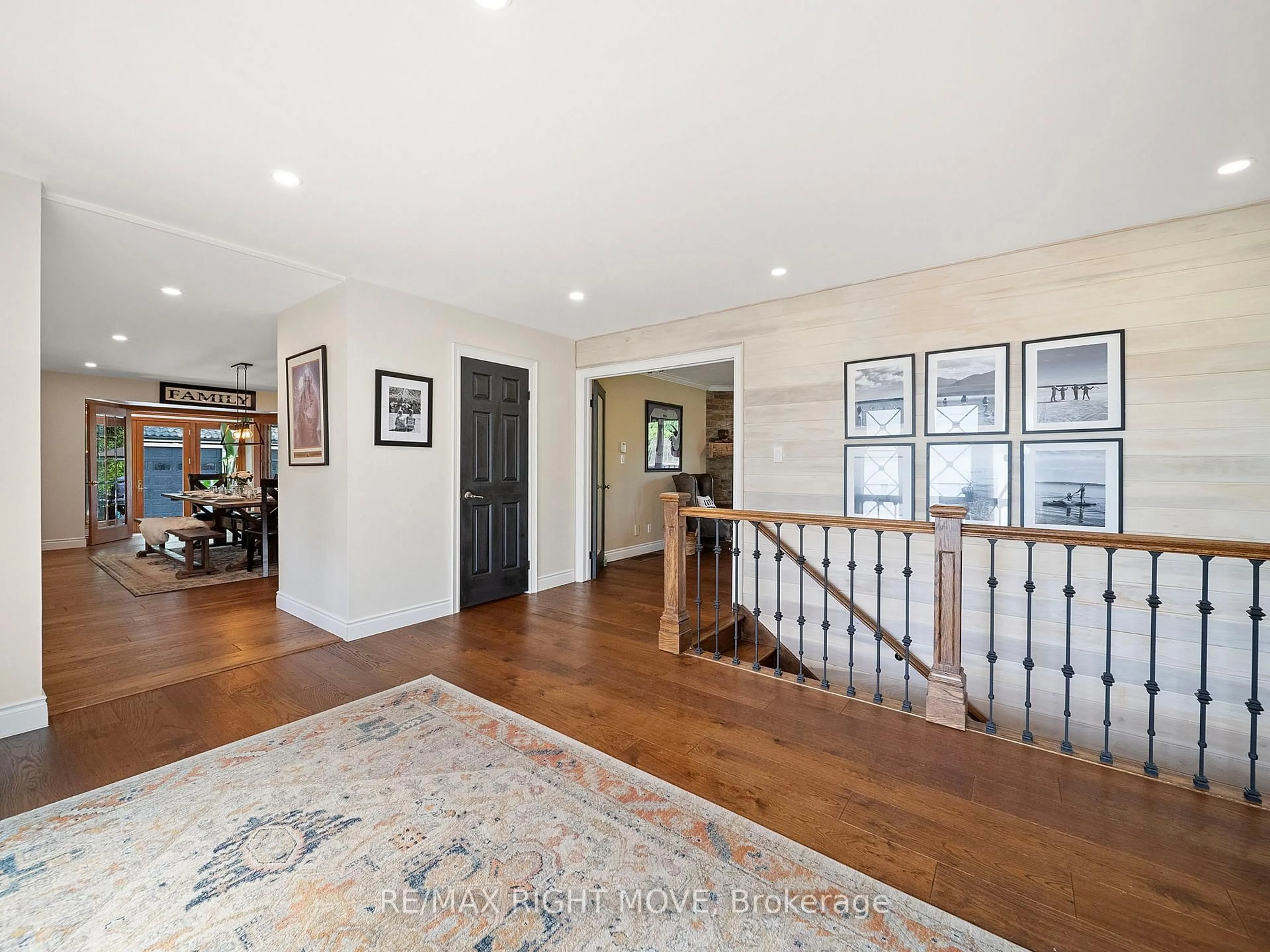 Indoor entryway for 1948 Carriage Crt, Severn Ontario L3V 6H2