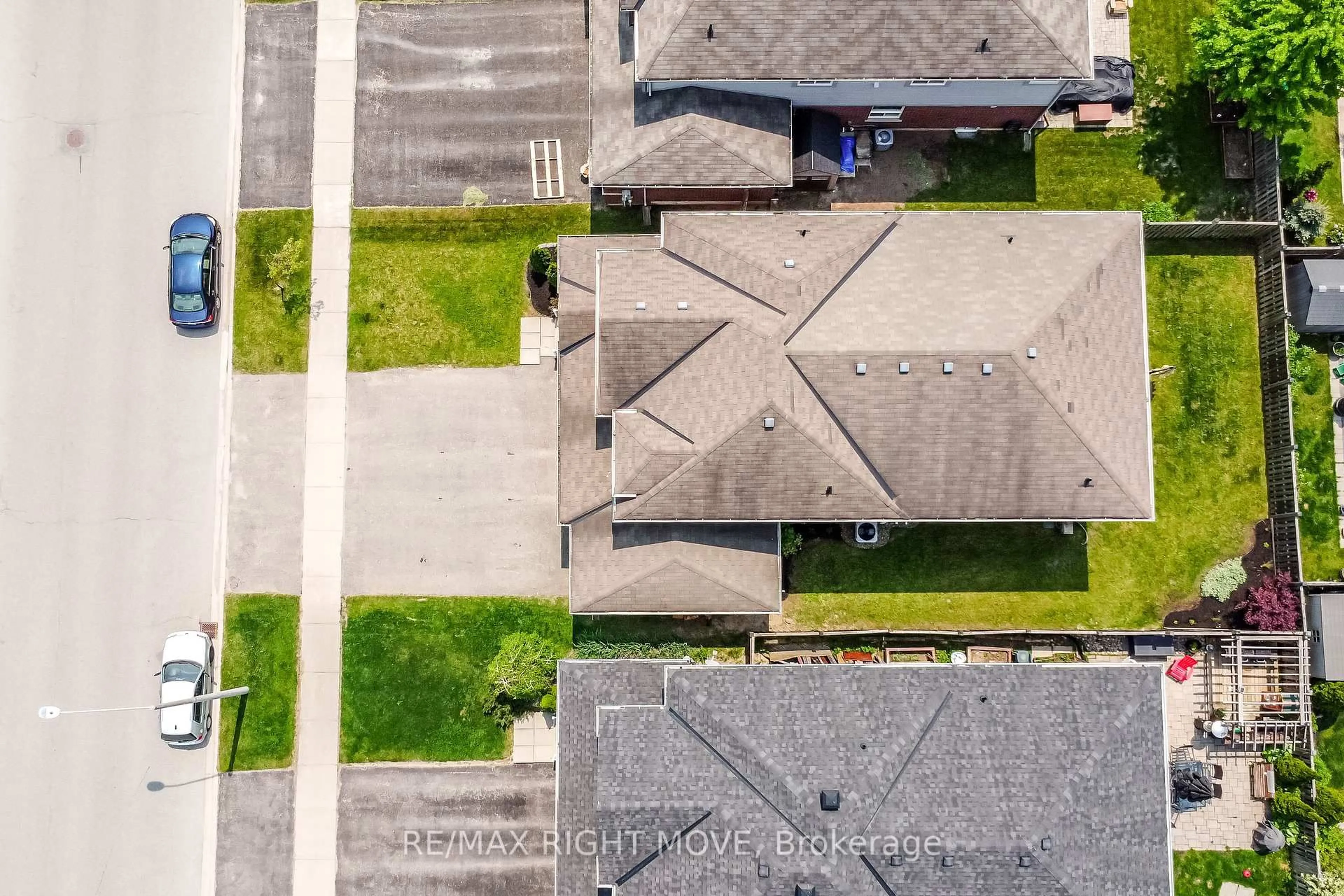 A pic from outside/outdoor area/front of a property/back of a property/a pic from drone, street for 132 The Queensway, Barrie Ontario L4M 0B4