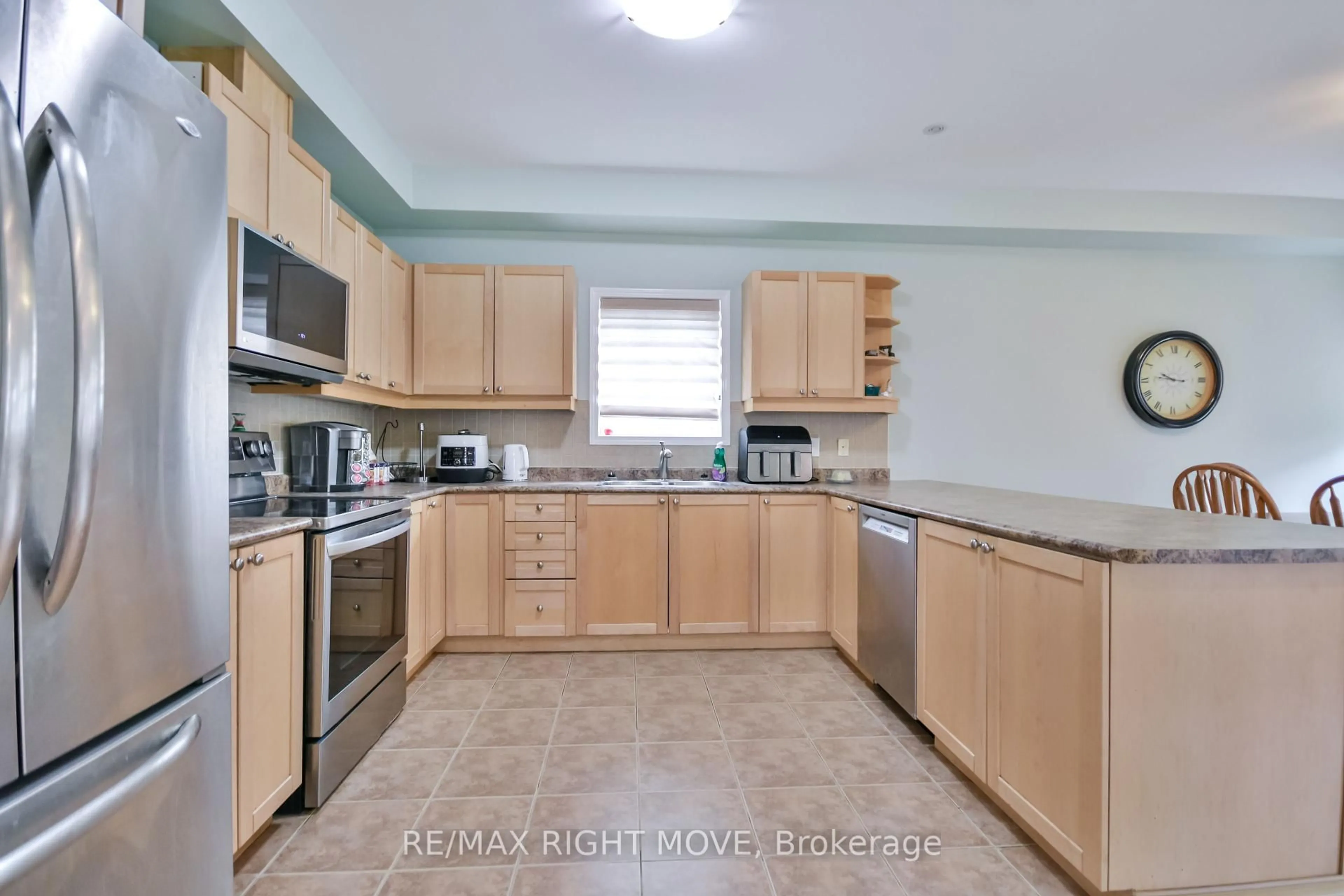 Standard kitchen, unknown for 132 The Queensway, Barrie Ontario L4M 0B4