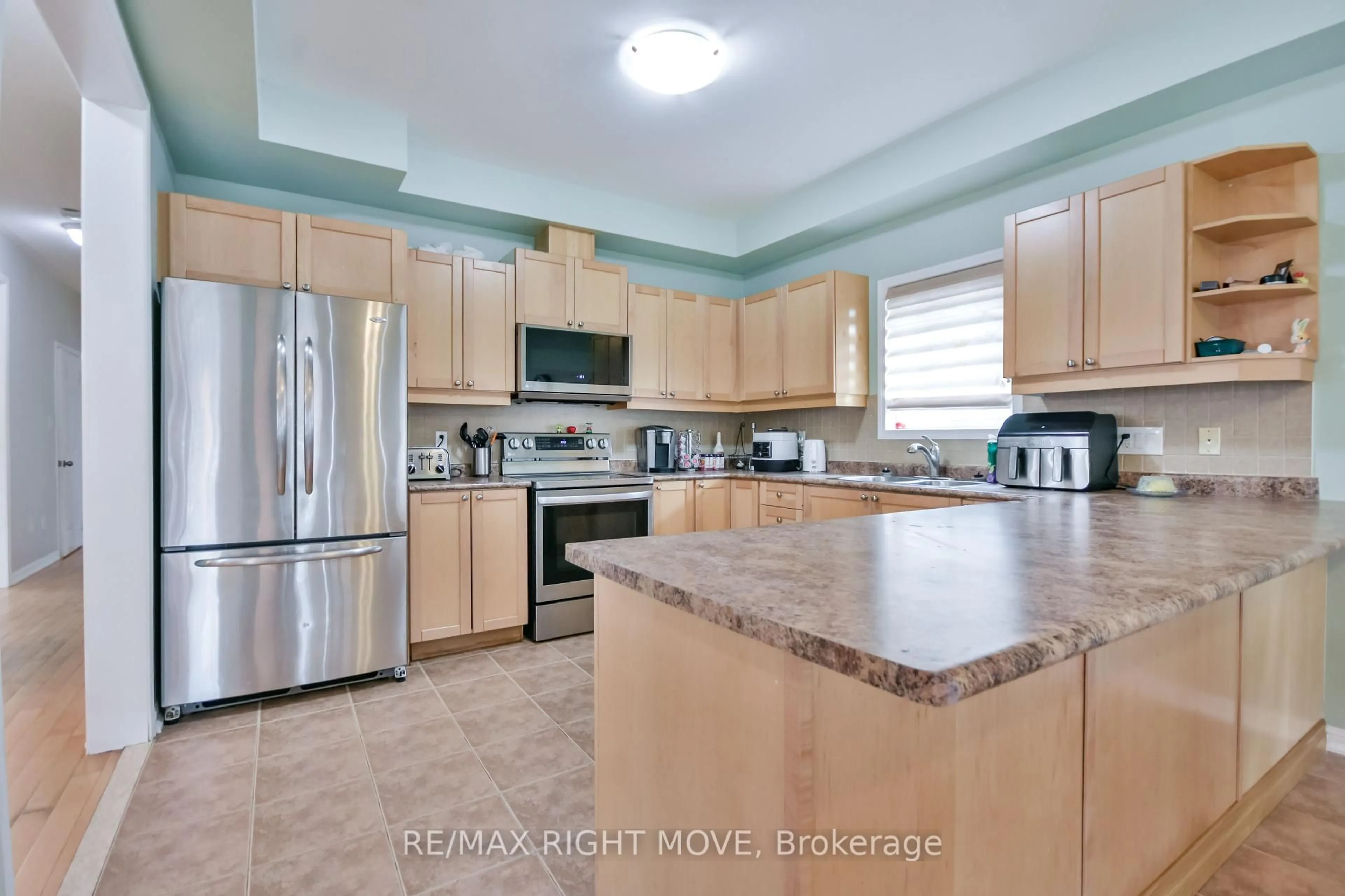 Open concept kitchen, unknown for 132 The Queensway, Barrie Ontario L4M 0B4