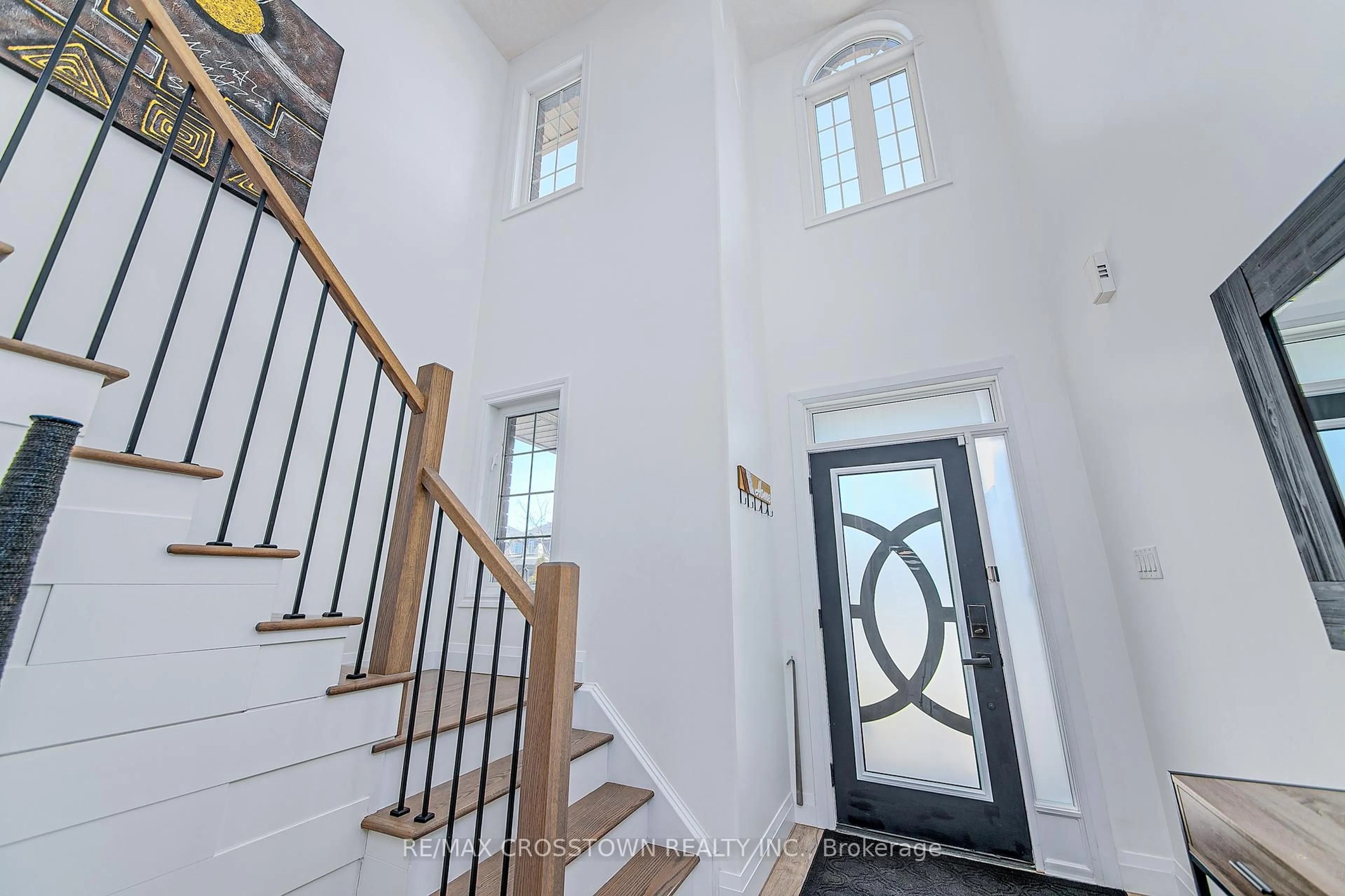 Indoor entryway for 56 Graihawk Dr, Barrie Ontario L4N 6G7