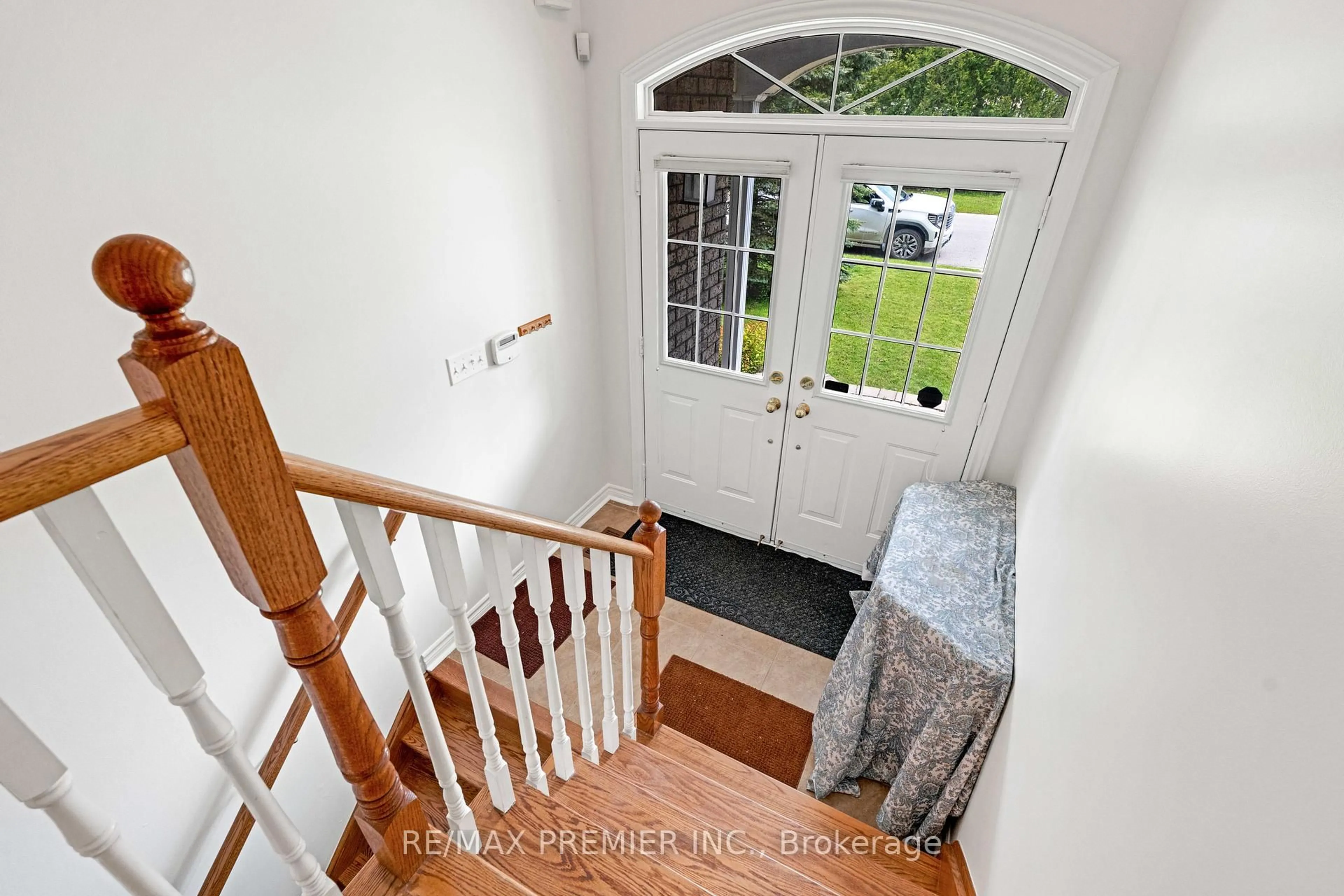 Indoor foyer for 6 Rose Valley Way, Wasaga Beach Ontario L9Z 3C5