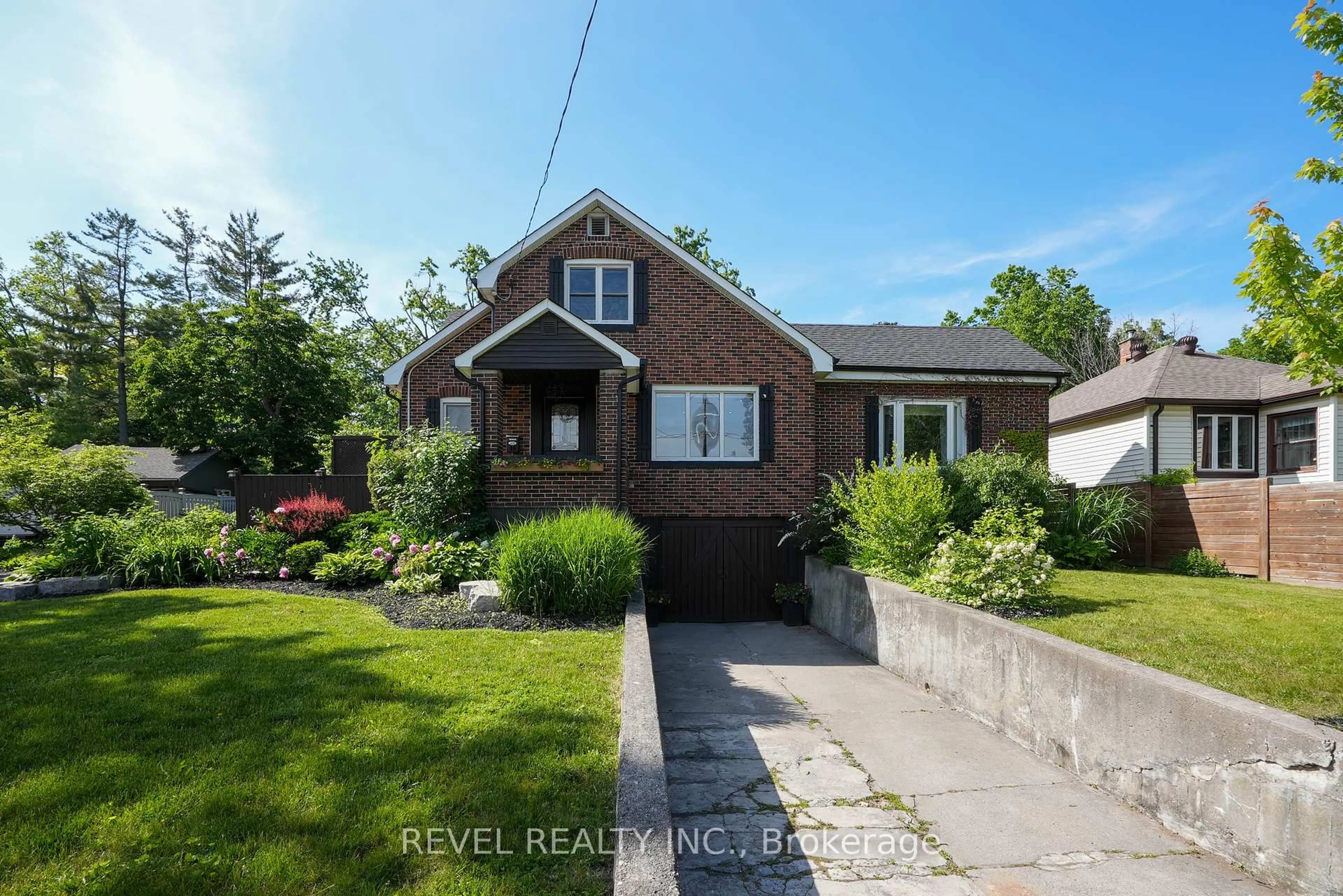 Home with brick exterior material, street for 36 Dalton St, Barrie Ontario L4N 1M3