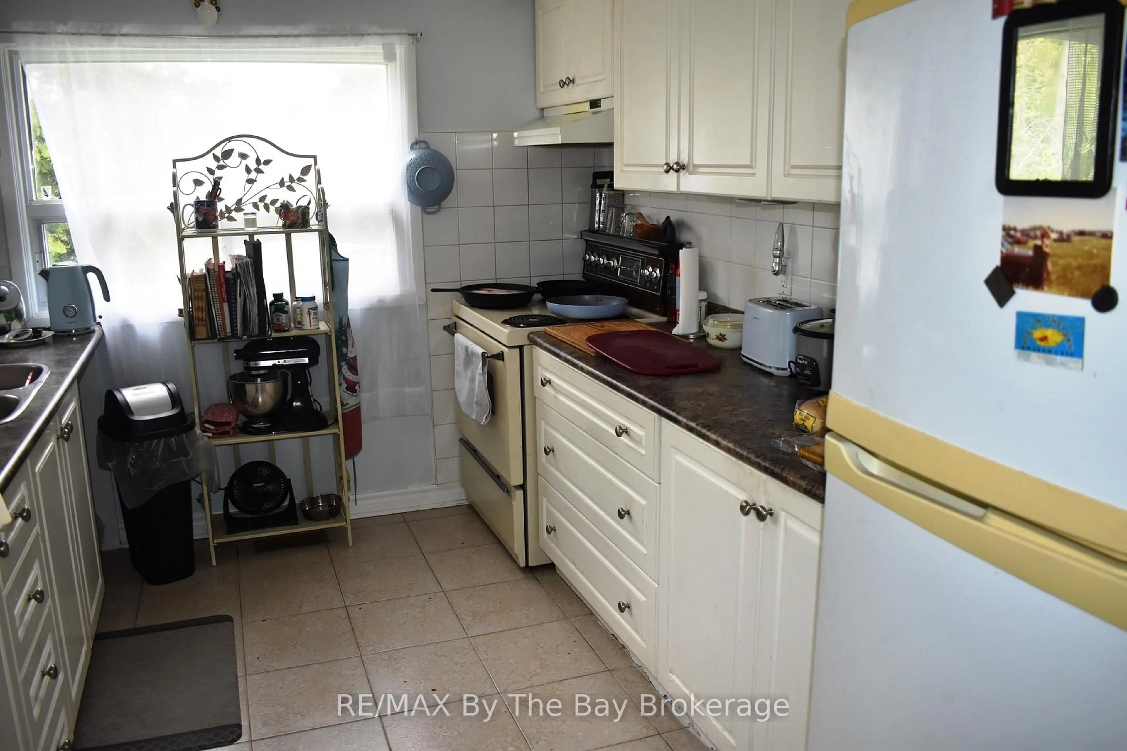 Standard kitchen, unknown for 810 River Rd, Wasaga Beach Ontario L9Z 2M7