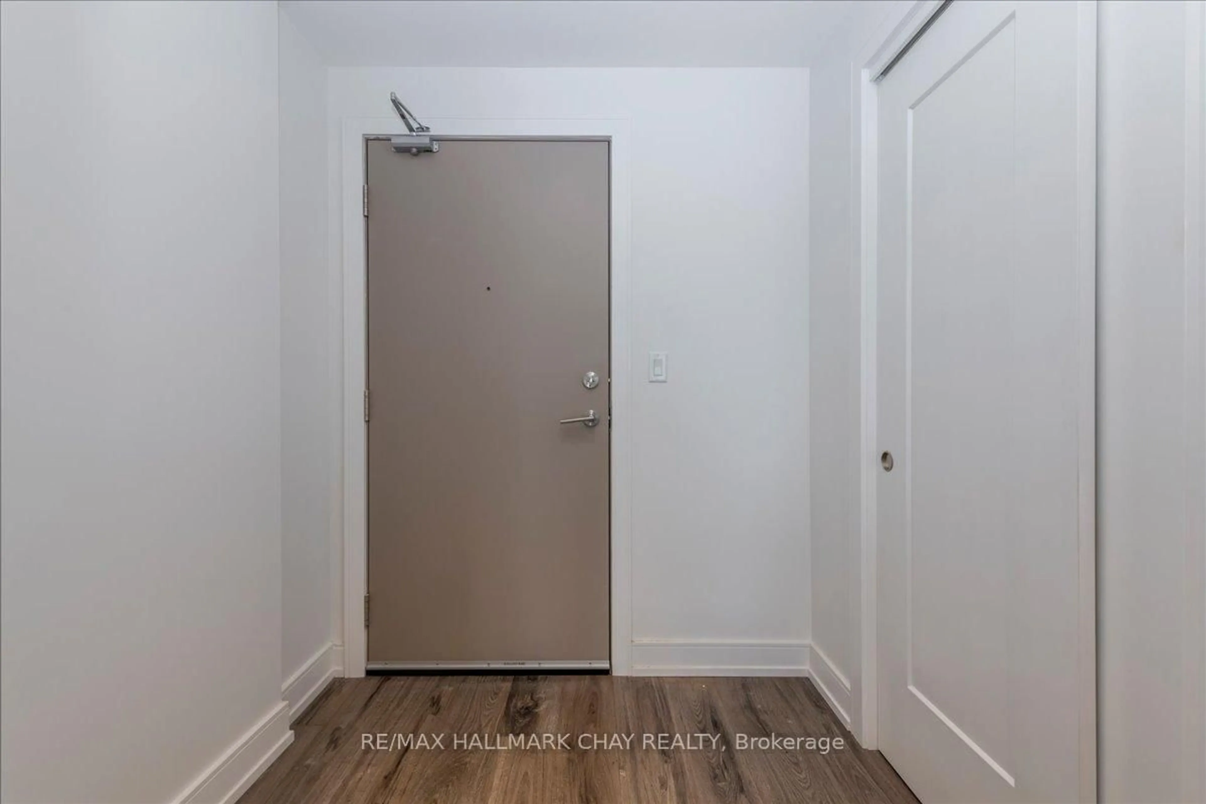 Indoor entryway for 185 Dunlop St #703, Barrie Ontario L4M 0L7