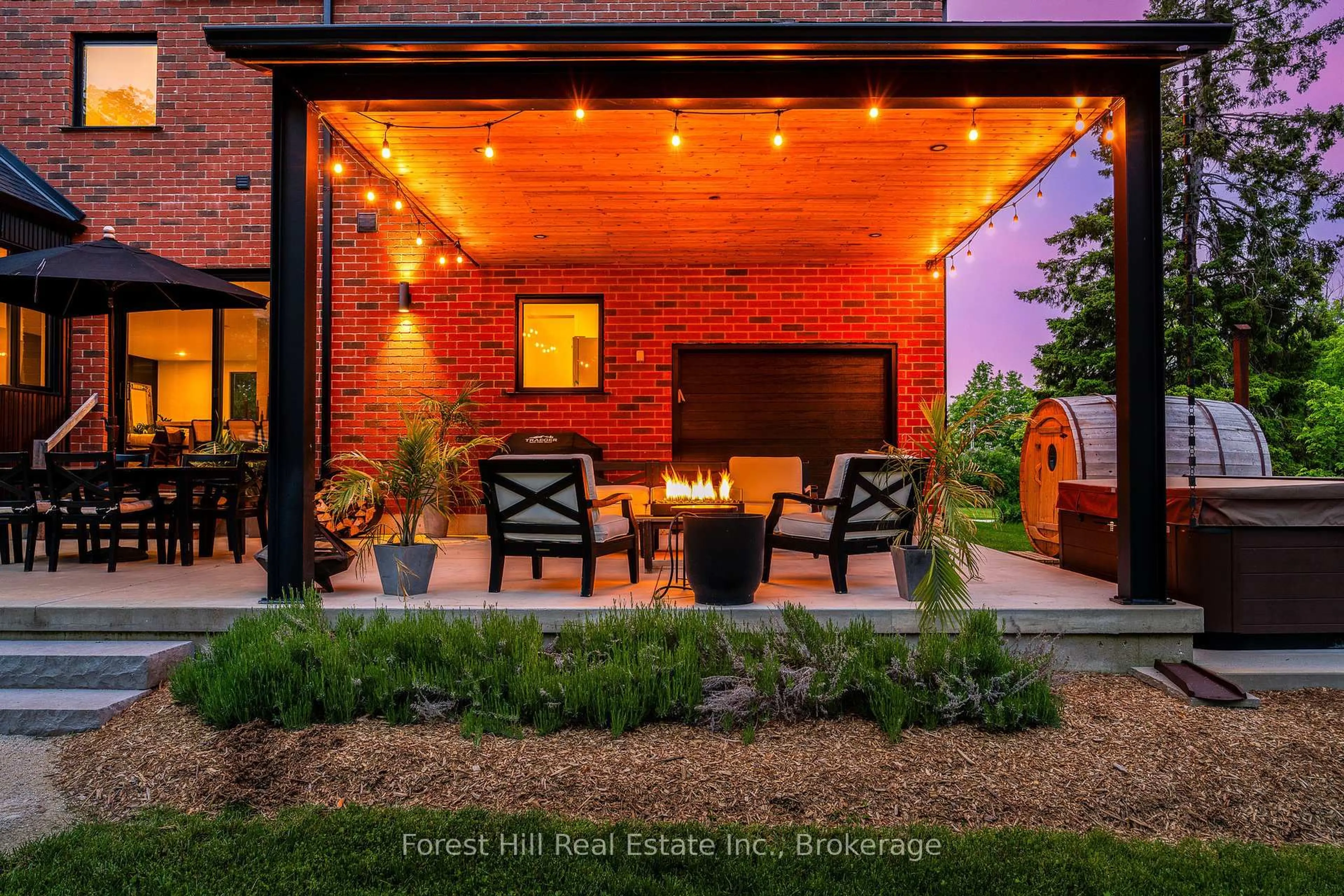 Patio, street for 854 Sixth St, Clearview Ontario L9Y 3Y9