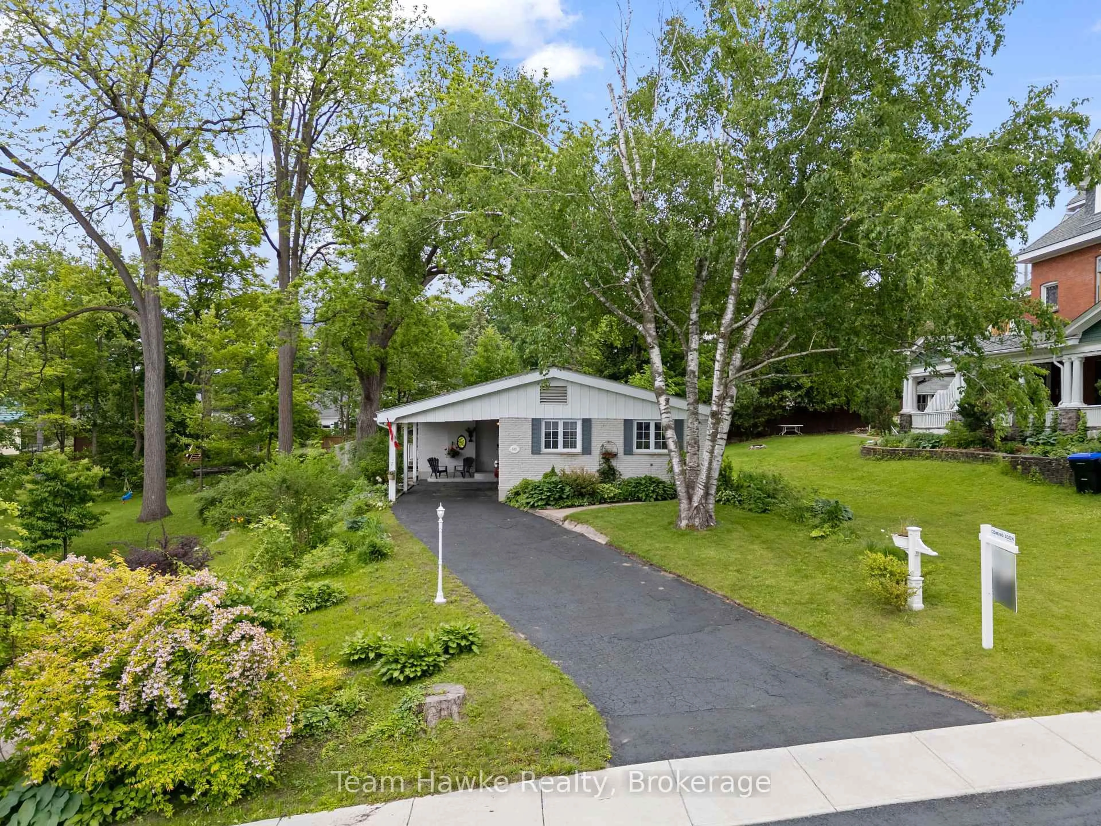 A pic from outside/outdoor area/front of a property/back of a property/a pic from drone, street for 689 Dominion Ave, Midland Ontario L4R 1R9