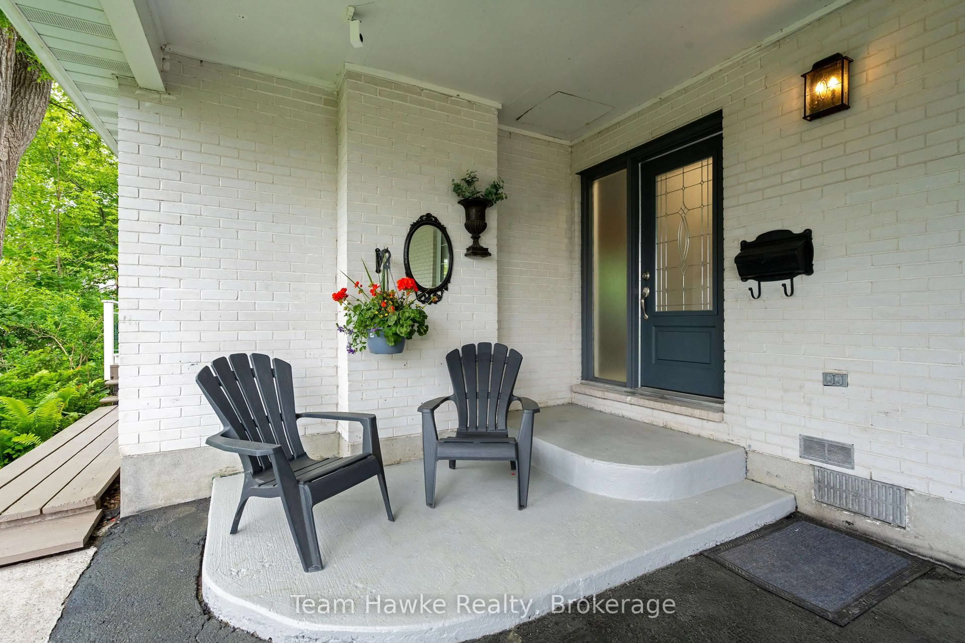 Patio, street for 689 Dominion Ave, Midland Ontario L4R 1R9