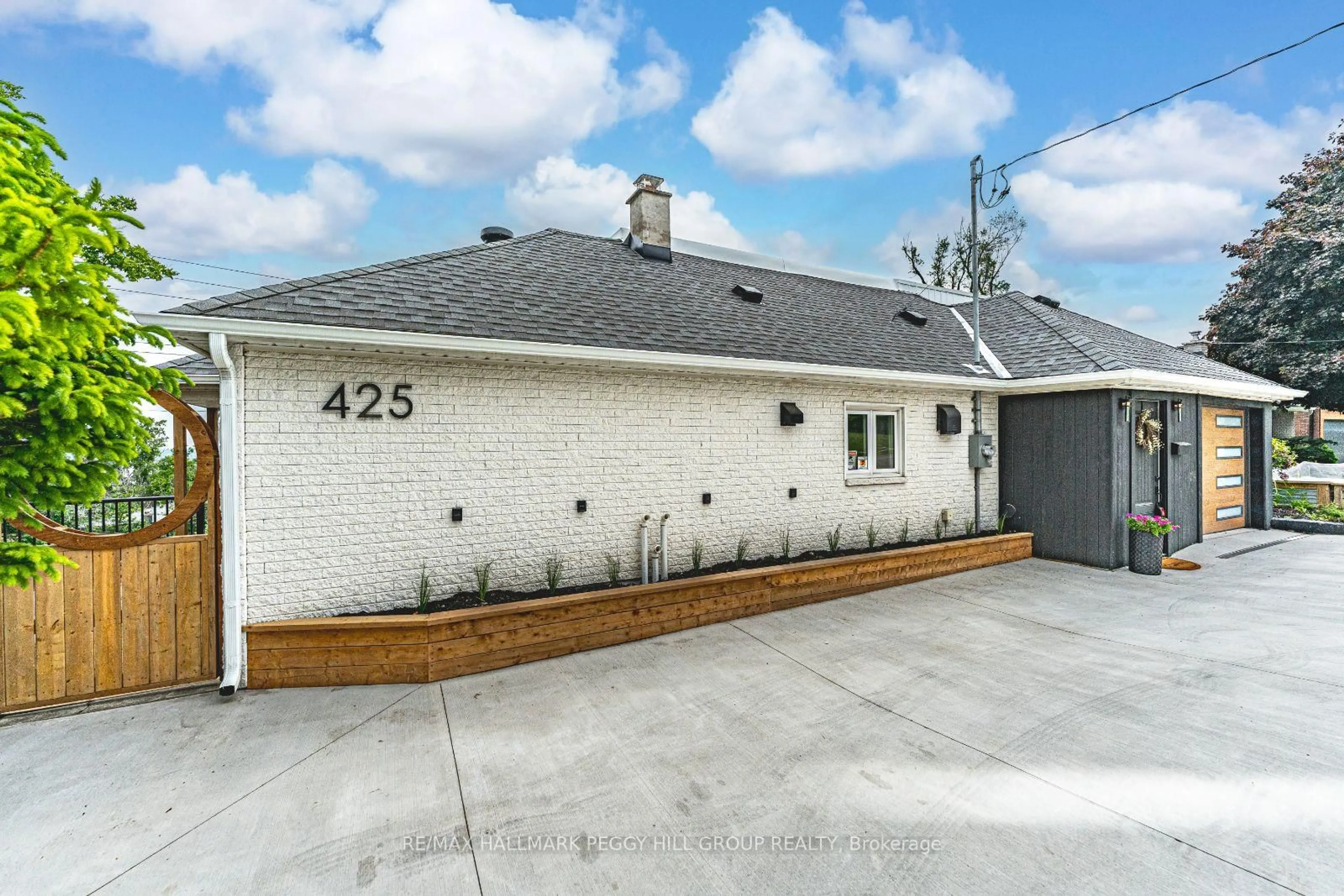 Home with brick exterior material, street for 425 Codrington St, Barrie Ontario L4M 1S9