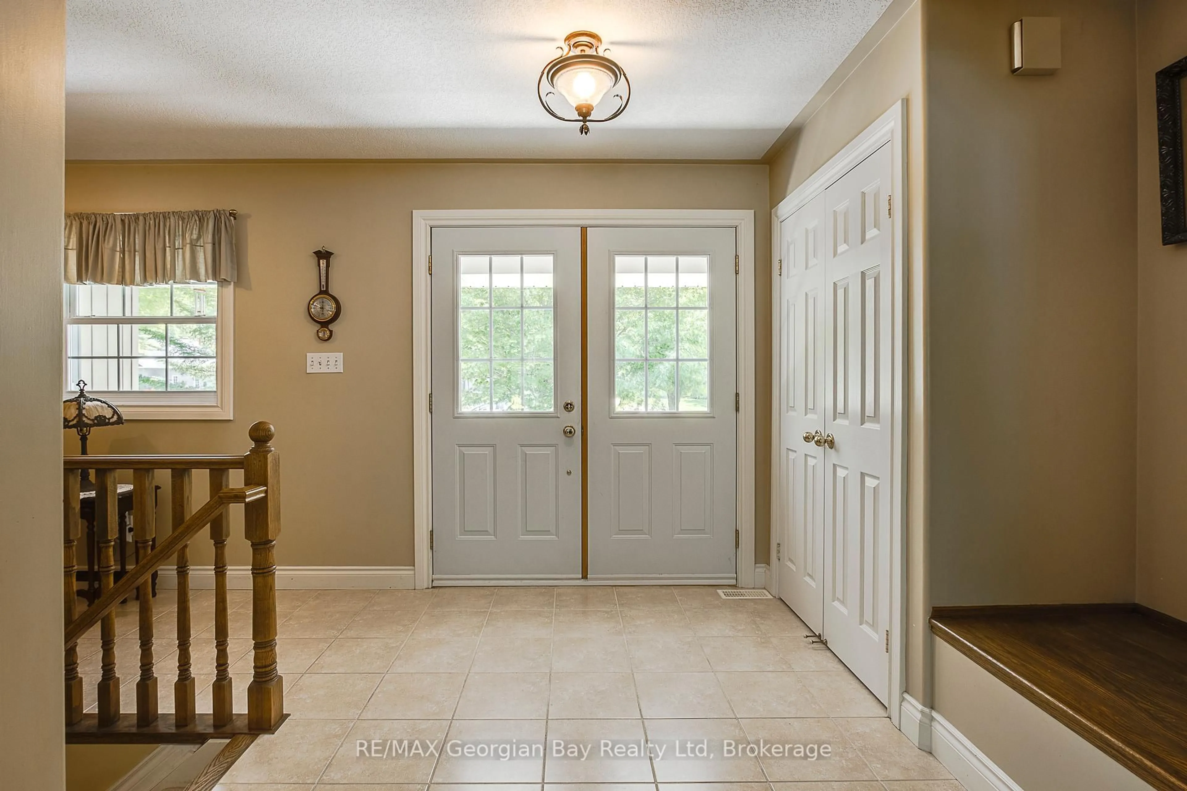 Indoor entryway for 25 STERLING Dr, Tiny Ontario L0L 2T0