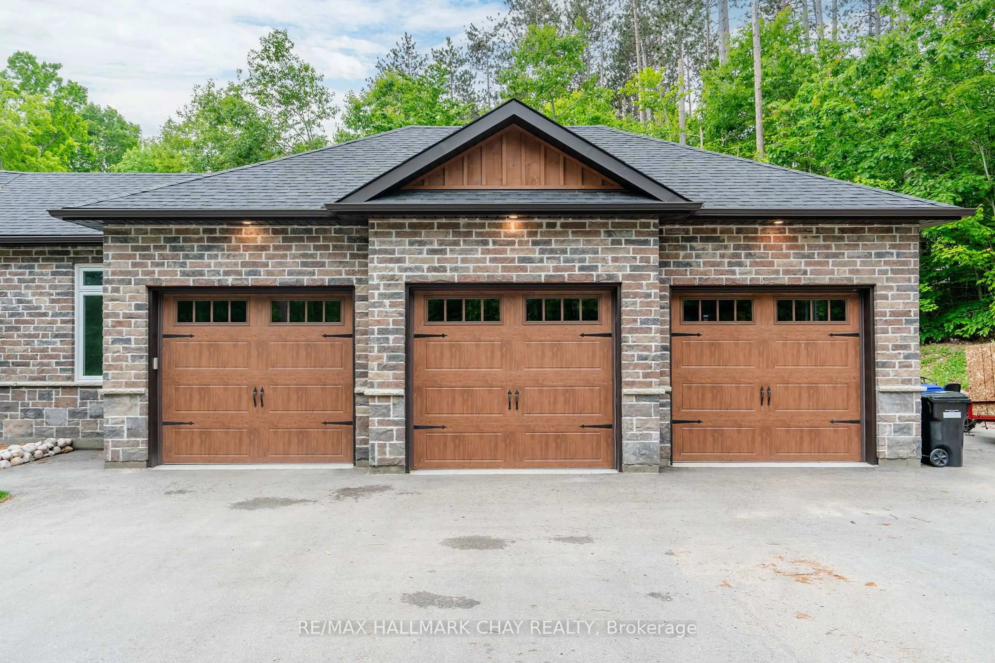 Indoor garage for 2 Timberland Crt, Tiny Ontario L9M 0M3