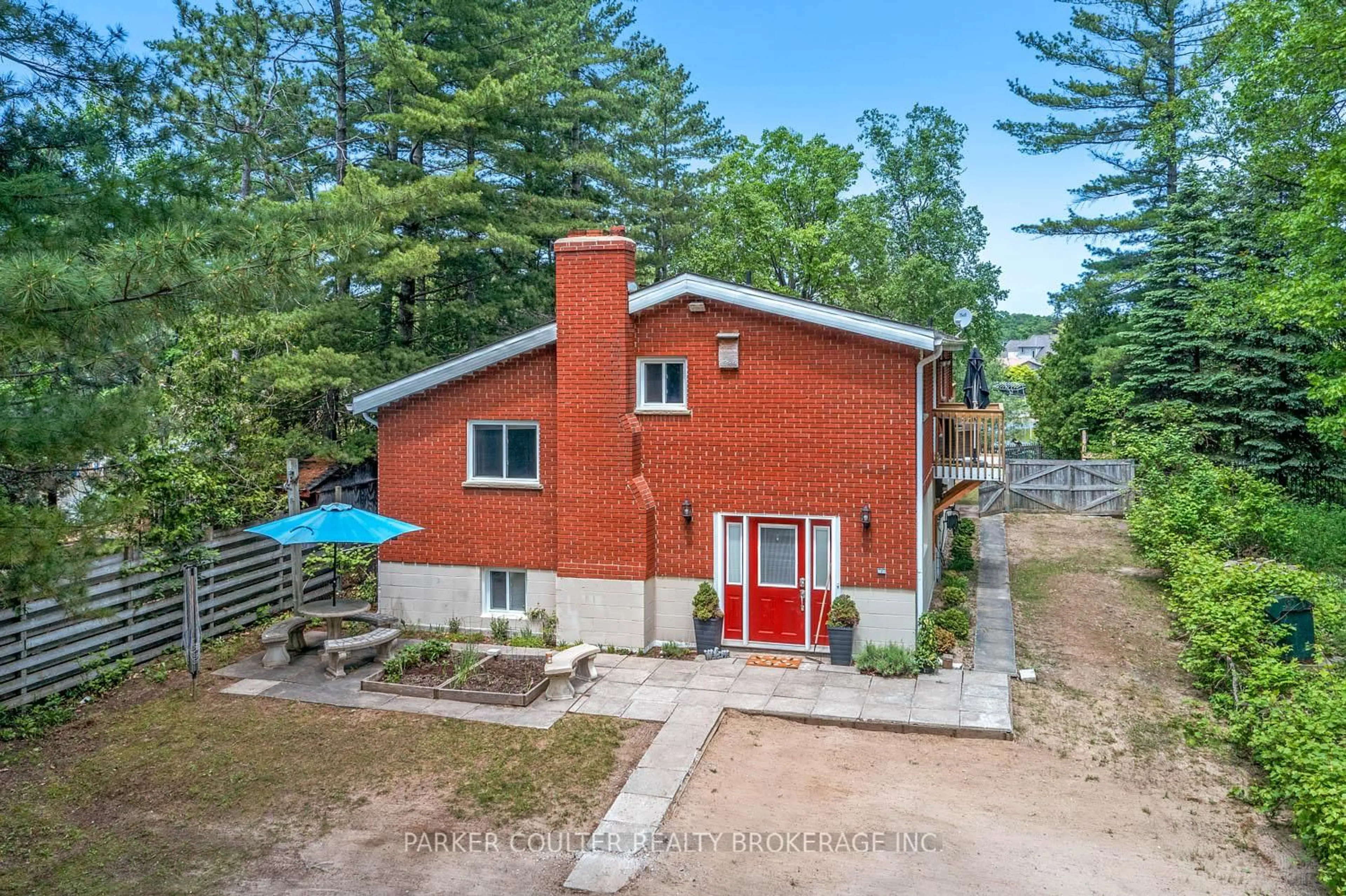 A pic from outside/outdoor area/front of a property/back of a property/a pic from drone, unknown for 1944 River Rd, Wasaga Beach Ontario L9Z 2W2