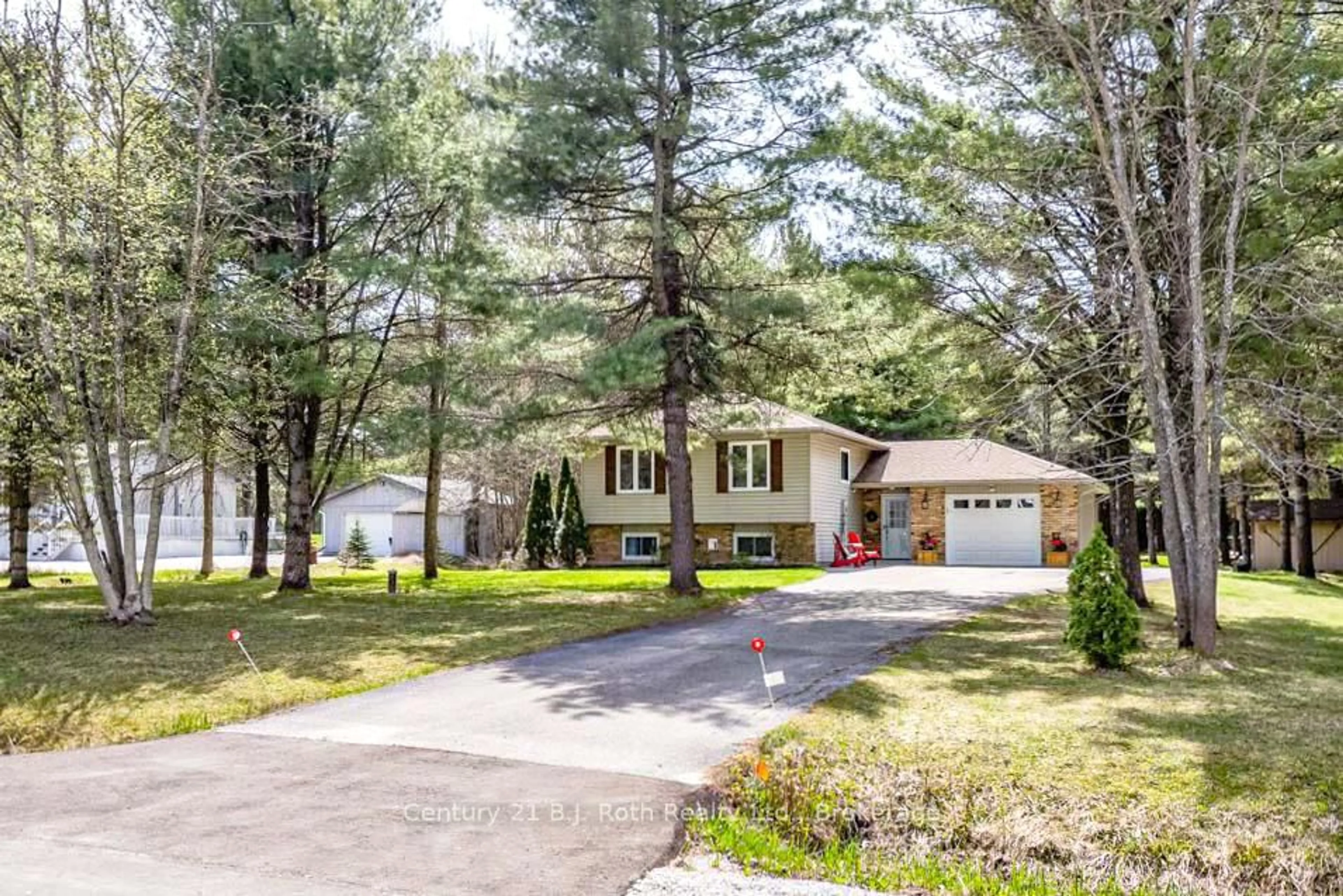 Home with vinyl exterior material, street for 4035 Canal Rd, Severn Ontario L0K 2B0