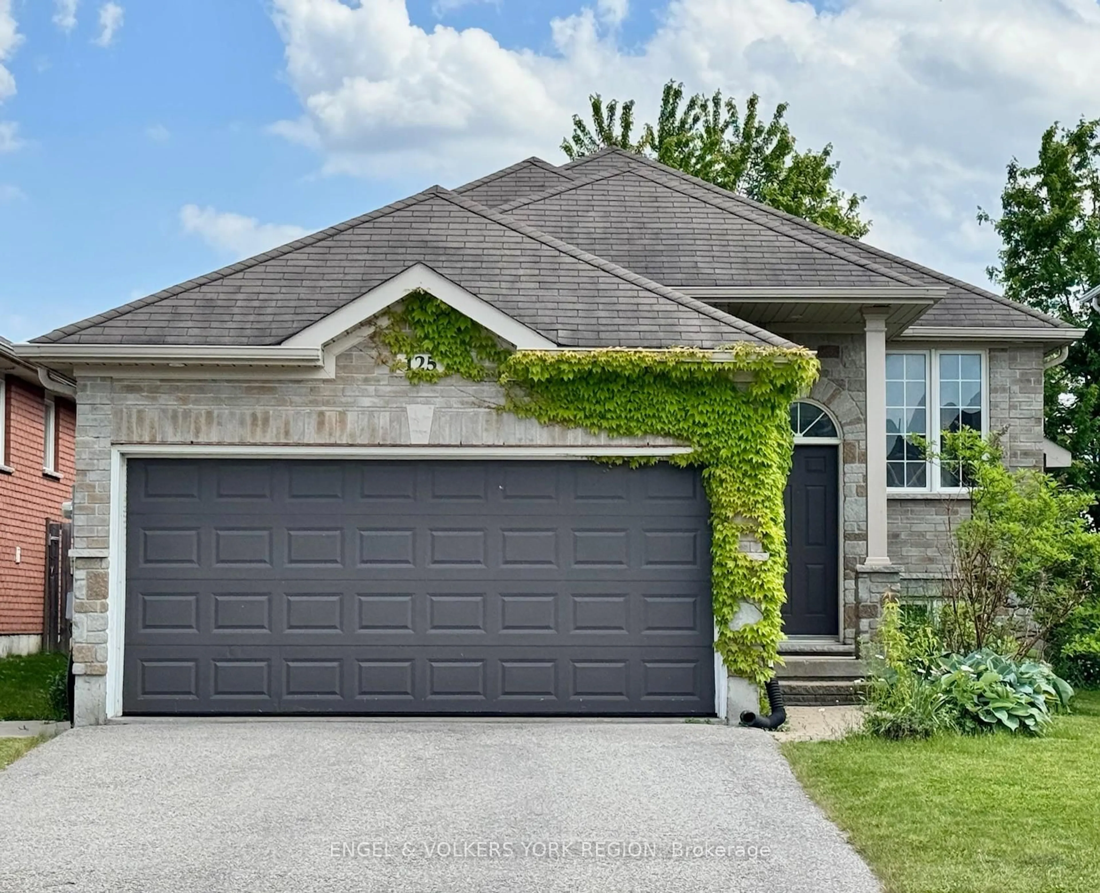 Home with brick exterior material, street for 125 Sovereign's Gate, Barrie Ontario L4N 0Y9