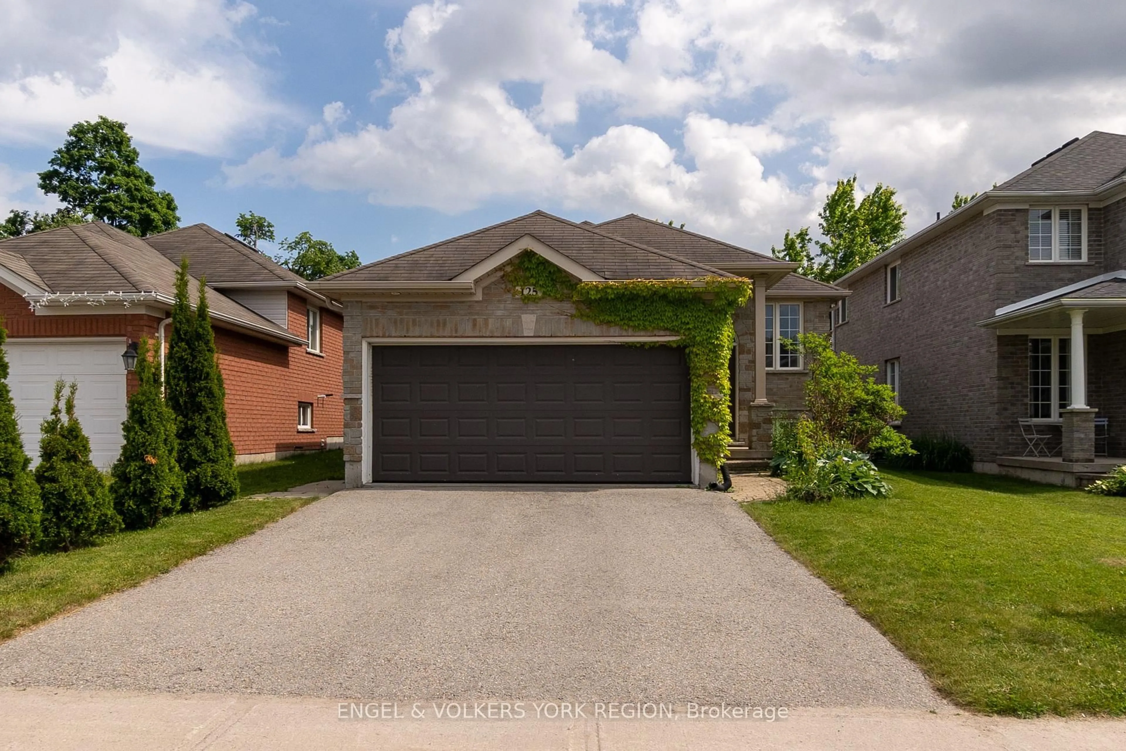 Home with brick exterior material, street for 125 Sovereign's Gate, Barrie Ontario L4N 0Y9
