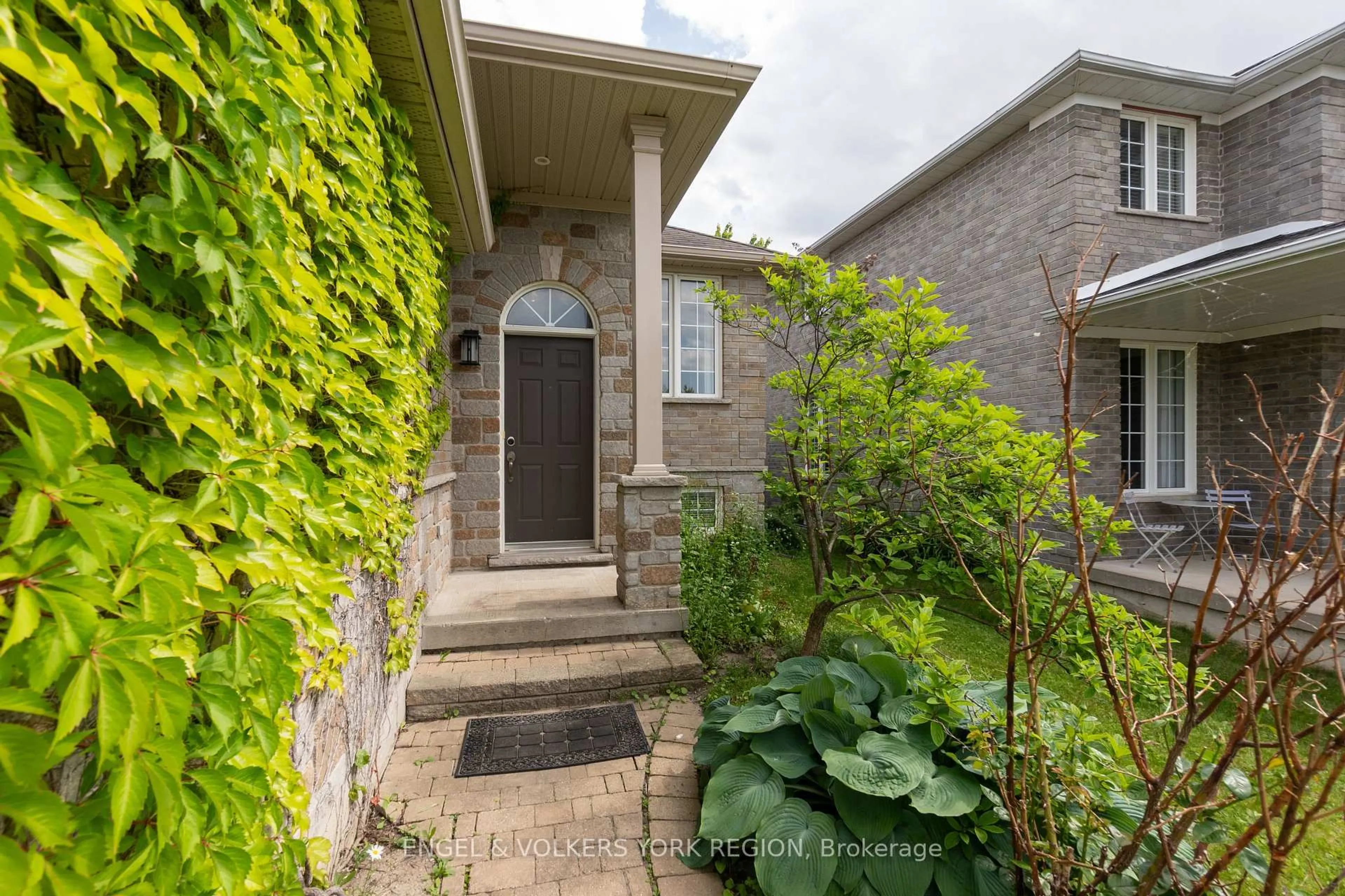 Unknown for 125 Sovereign's Gate, Barrie Ontario L4N 0Y9